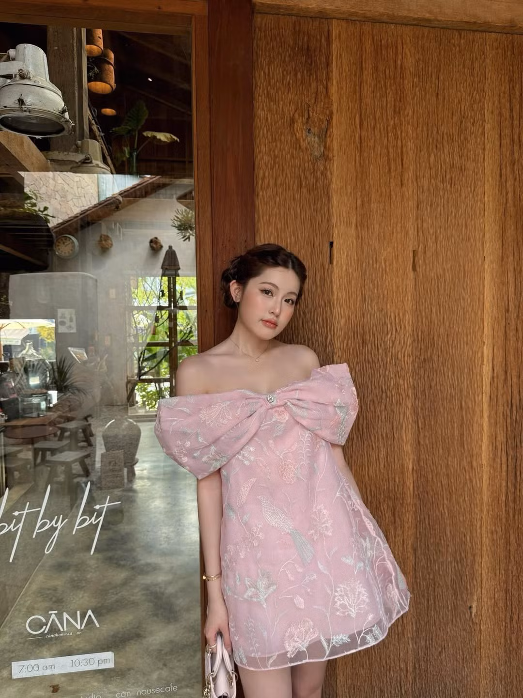 Không cần trang điểm cầu kỳ, lối make-up tông hồng đào trong trẻo cùng kiểu tóc búi thấp giúp Mỹ Hàn toát lên vẻ đoan trang, đài các của một tiểu thư chính hiệu. (Ảnh: IGNV)