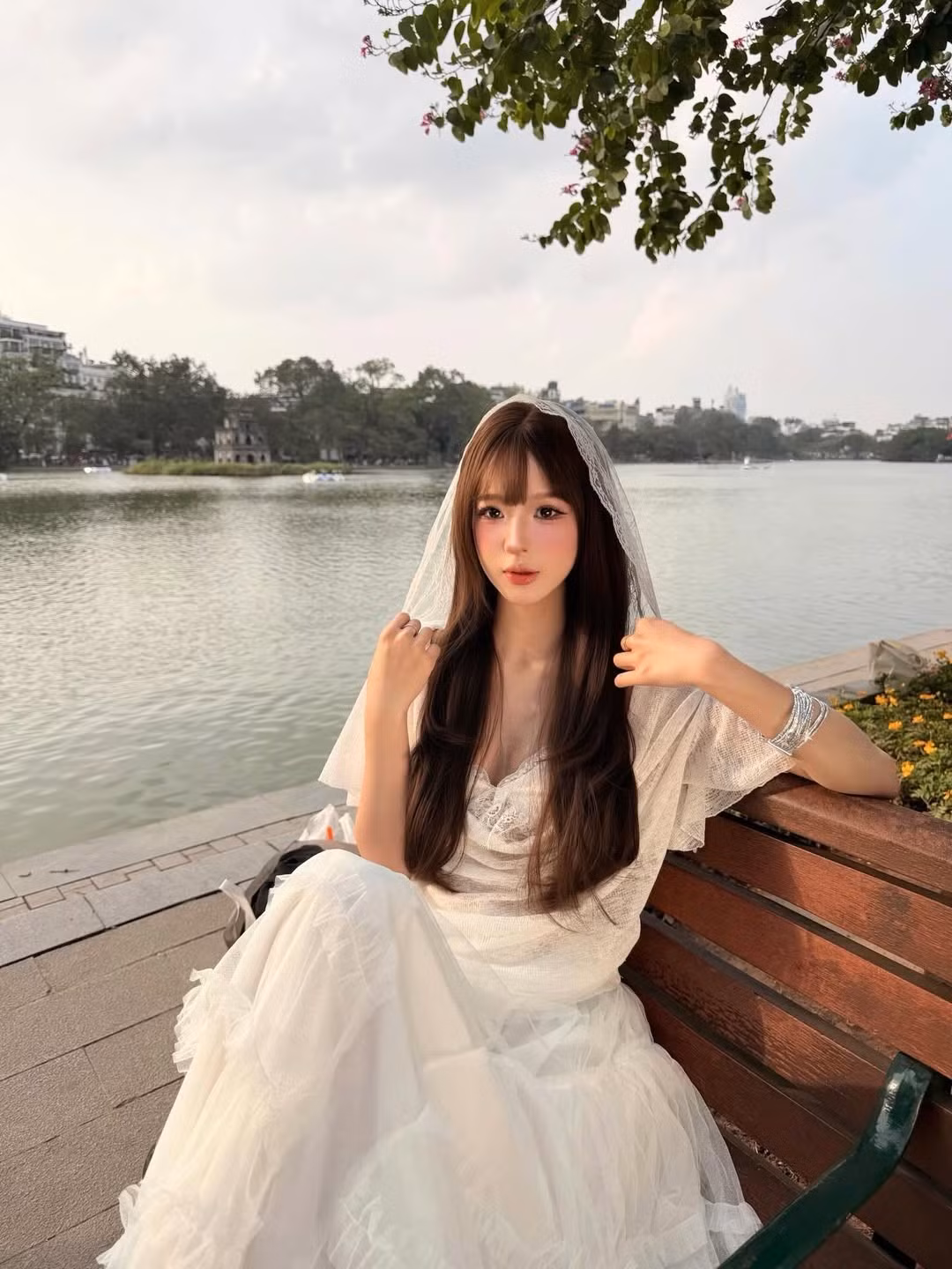 Với bộ ảnh này, Wyn Anh không chỉ khẳng định vị thế "IT girl" hàng đầu của mình mà còn truyền cảm hứng cho nhiều bạn trẻ trong việc lựa chọn áo dài để du xuân. (Ảnh: IGNV)