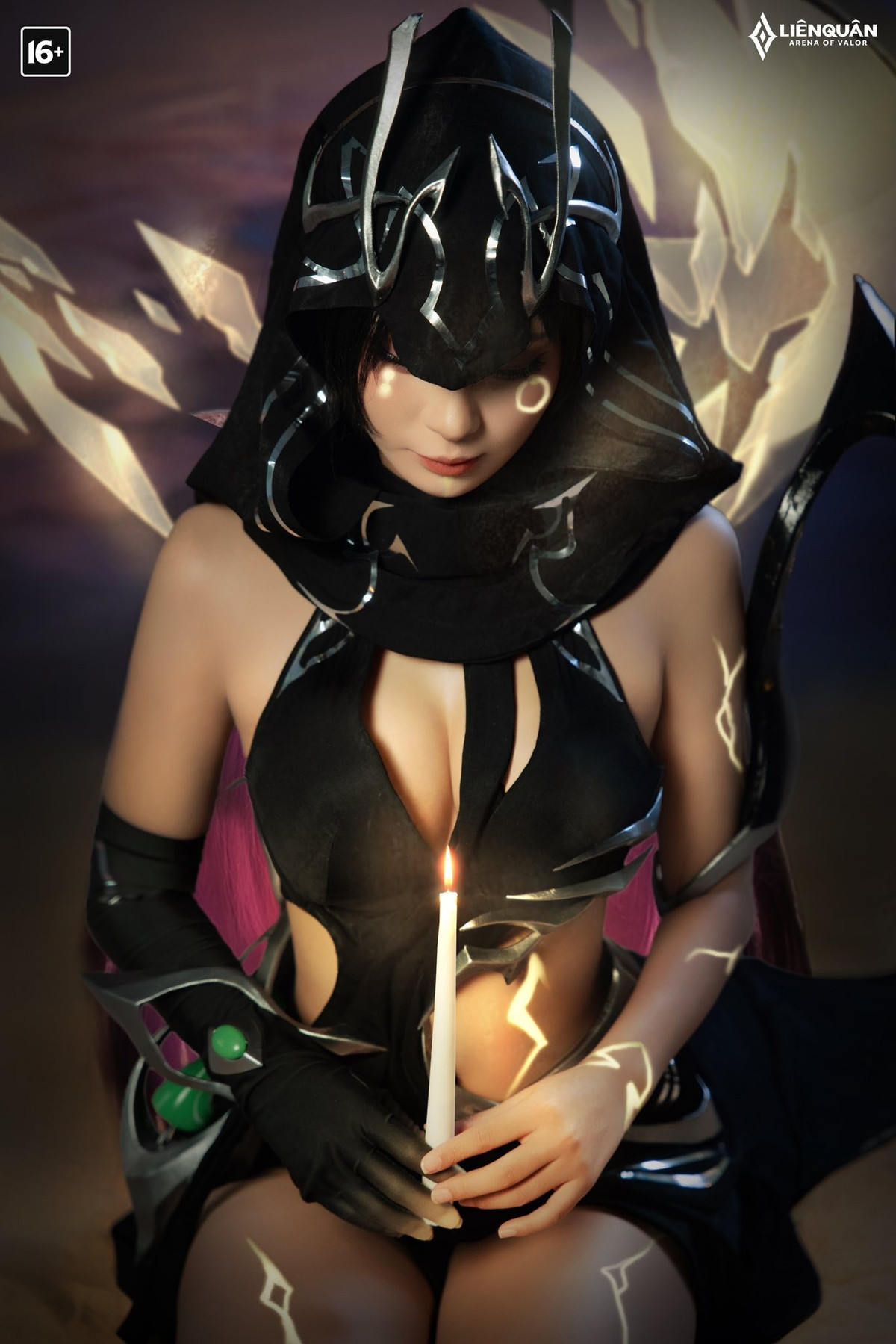 Với nhan sắc ma mị và thần thái đỉnh cao, màn hóa thân này đã thành công "lột xác" hoàn toàn hình tượng vị Pháp Sư cát bụi, khiến người hâm mộ không ngừng tìm kiếm thông tin về "nữ chính" của màn cosplay.(Ảnh: Garena Liên Quân Mobile)