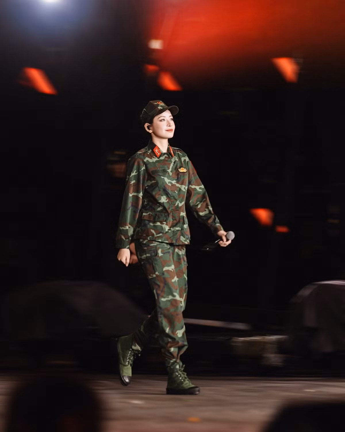 Chi Pu sinh ra trong một gia đình có truyền thống binh nghiệp lâu đời. Cô từng tiết lộ, không chỉ bố mà cả ông nội và bác ruột của cô đều mang quân hàm Đại tá. Bà nội và nhiều họ hàng của nữ ca sĩ cũng từng khoác lên mình màu áo lính. (Ảnh: FBNV)