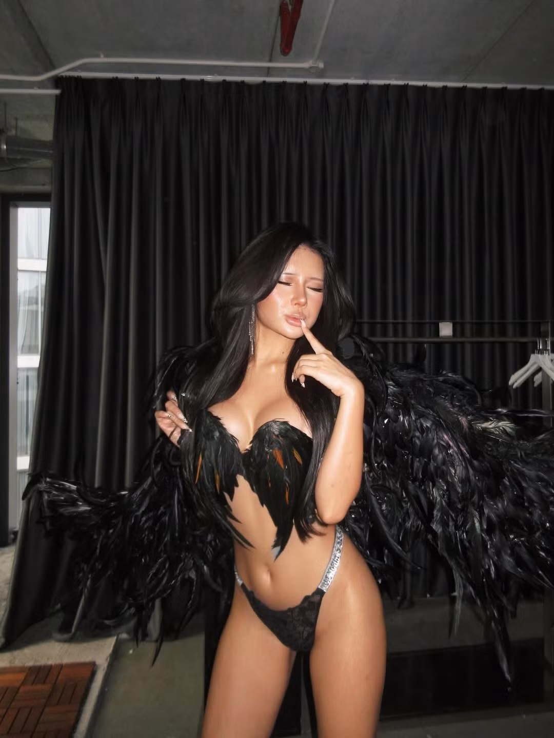 Cô nàng đã người hâm mộ một bộ ảnh đậm chất lễ hội với màn hóa thân thành "nàng ác quỷ" đầy ma mị và quyến rũ. (Ảnh: IGNV)