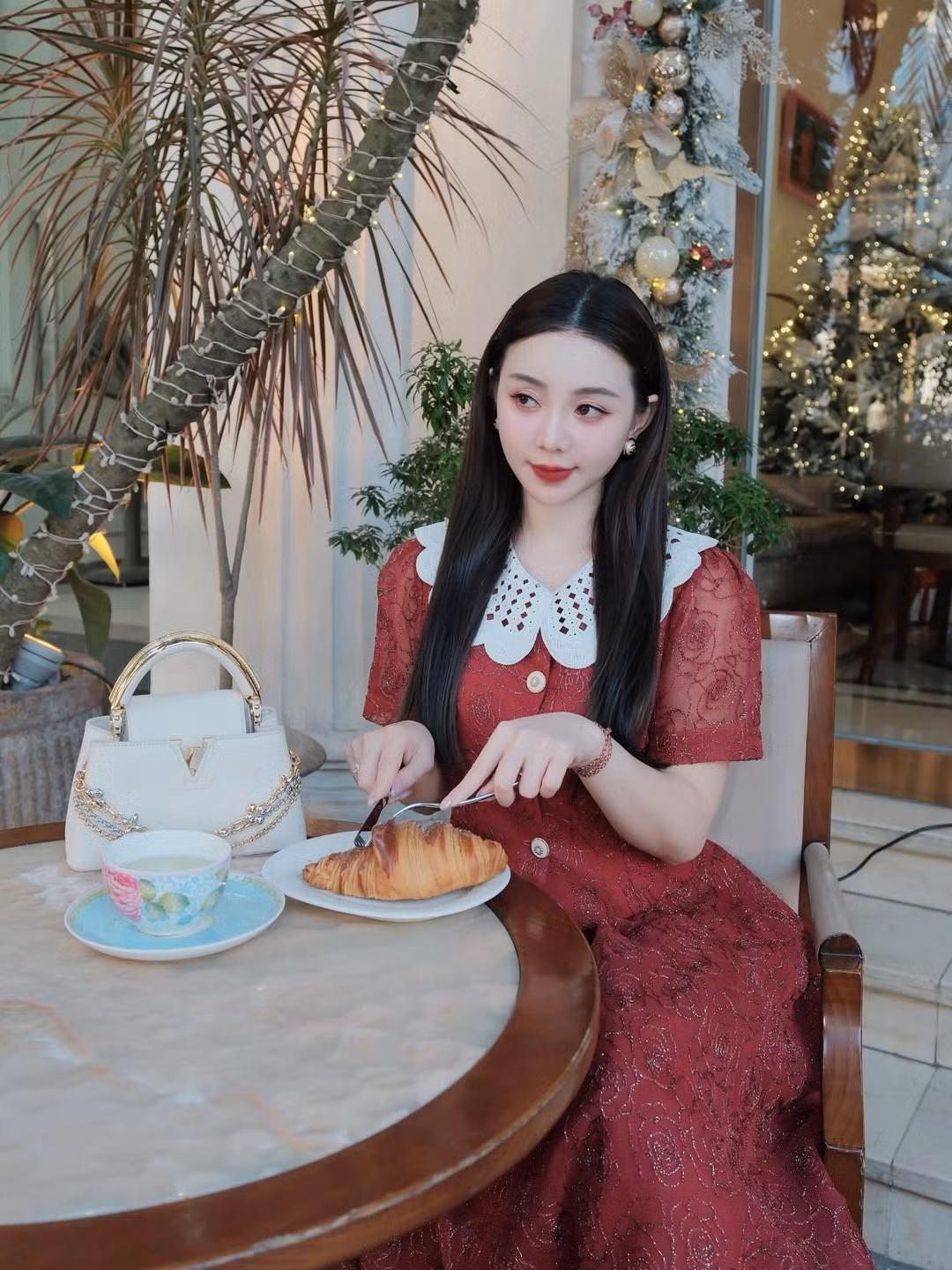 Sở hữu gương mặt "búp bê sống" với làn da trắng sứ, cùng vóc dáng gợi cảm, Quỳnh Kool không bị đóng khung trong bất kỳ hình ảnh nào. (Ảnh: IGNV)