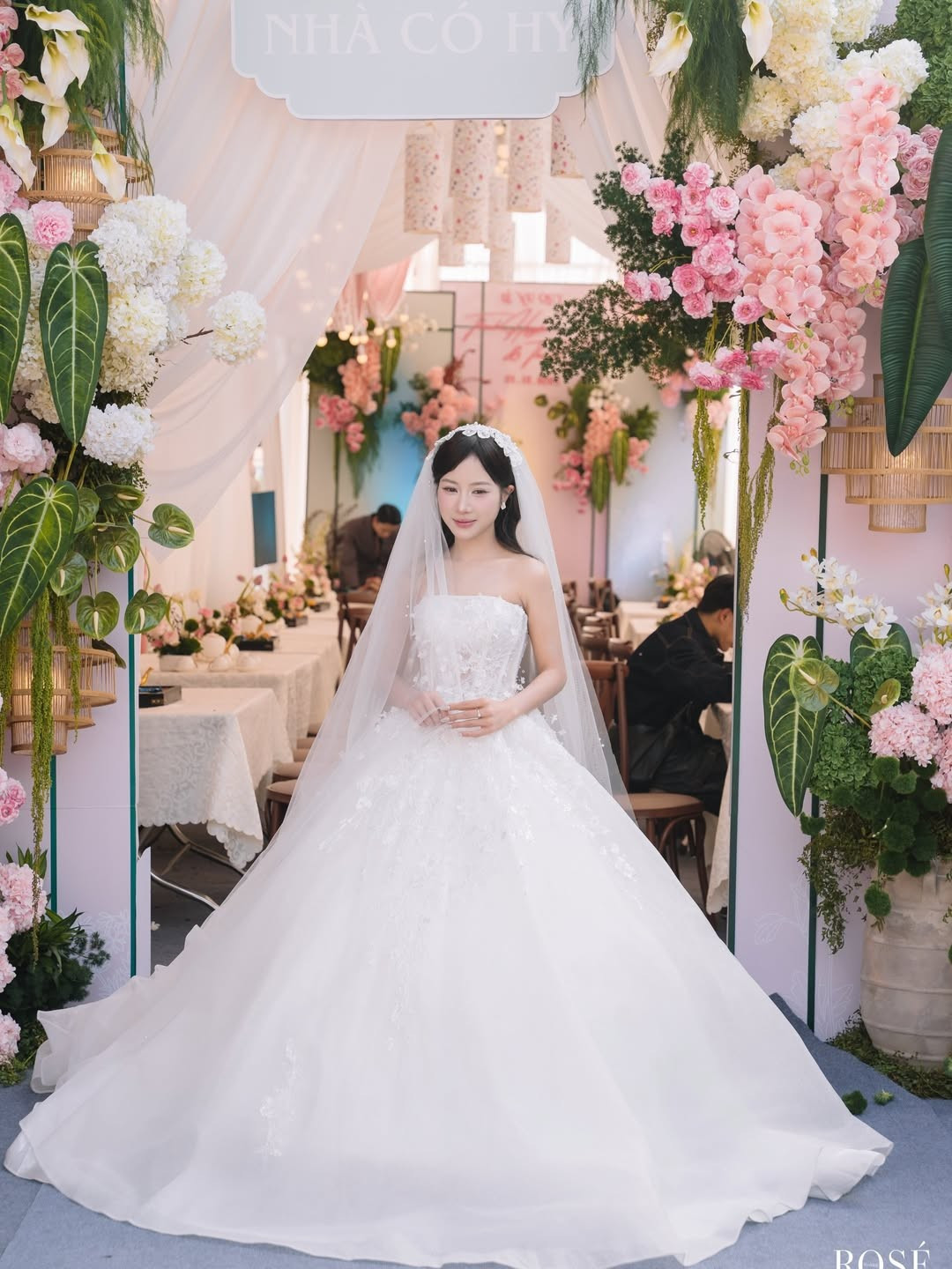 Nắng và Hải gặp nhau lần đầu năm 2017 khi cùng làm việc tại một công ty game ở Hà Nội. Hải phải lòng bạn gái từ cái nhìn đầu tiên nhưng không dám tiếp cận cô nàng. (Ảnh: IGNV)