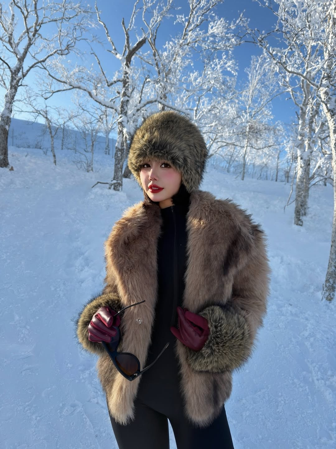 Khu nghỉ dưỡng nổi tiếng với cảnh sắc thiên nhiên hùng vĩ, đặc biệt là những hàng cây phủ đầy băng tuyết trắng xóa, tạo nên một khung cảnh thần tiên, lý tưởng cho cả hoạt động thể thao lẫn những bức ảnh check-in tuyệt đẹp. (Ảnh: IGNV)