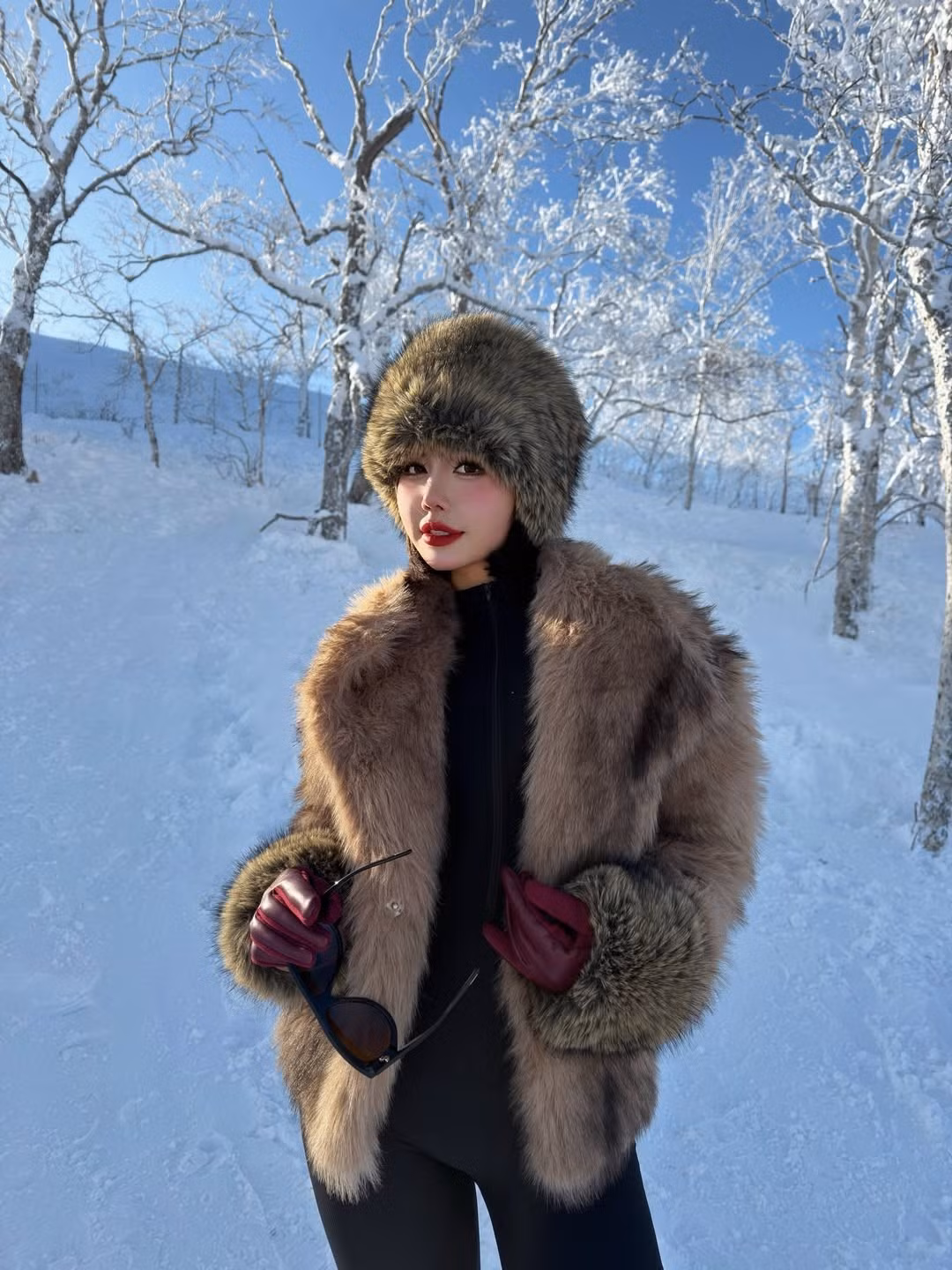 Khu nghỉ dưỡng nổi tiếng với cảnh sắc thiên nhiên hùng vĩ, đặc biệt là những hàng cây phủ đầy băng tuyết trắng xóa, tạo nên một khung cảnh thần tiên, lý tưởng cho cả hoạt động thể thao lẫn những bức ảnh check-in tuyệt đẹp. (Ảnh: IGNV)