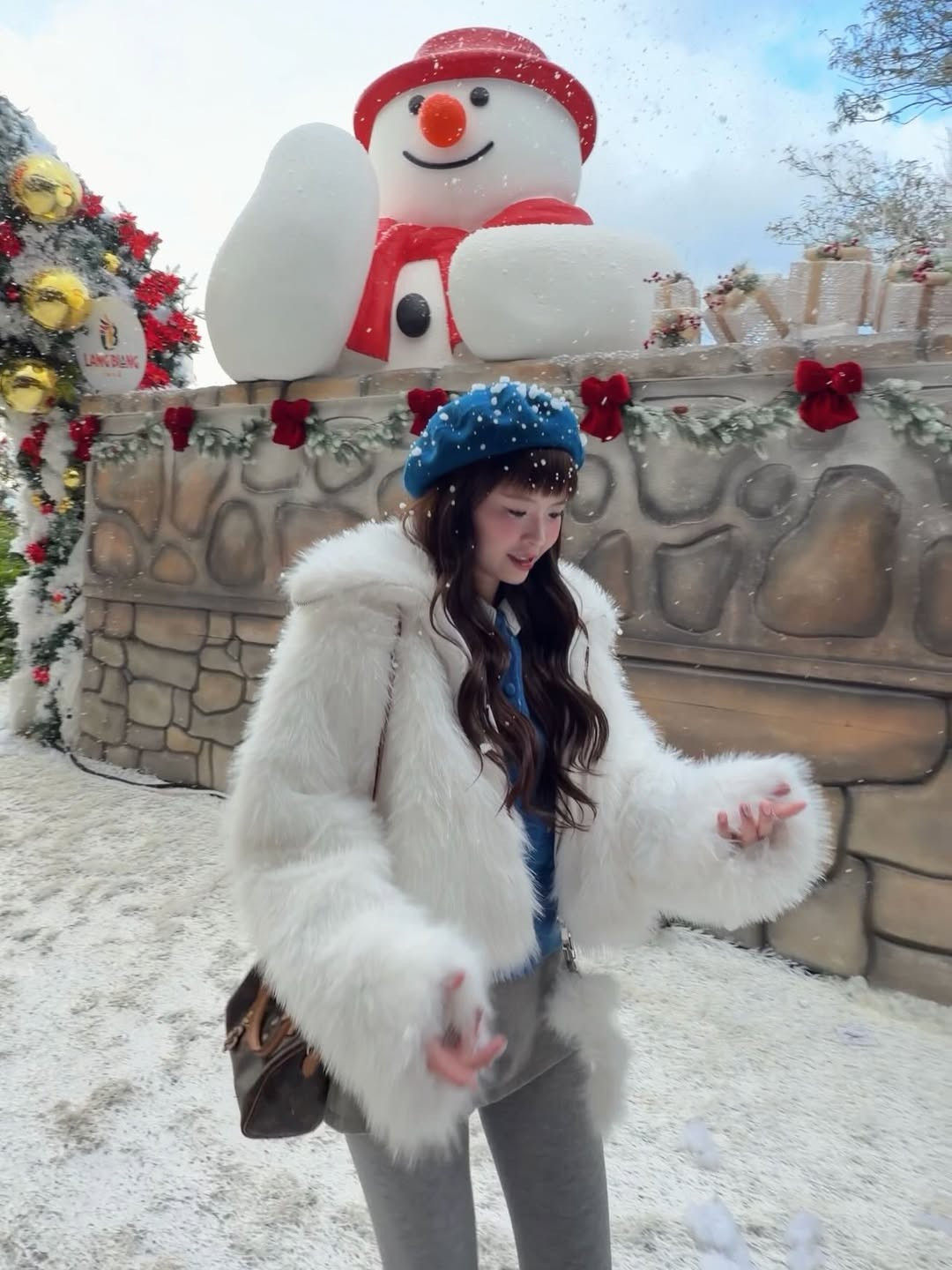 Mới đây, Thúy Kiều đã khiến người hâm mộ xao xuyến khi chia sẻ loạt ảnh check-in trong khung cảnh tuyết trắng lãng mạn, hóa thân thành một "cô bé mùa đông" vô cùng ngọt ngào và đáng yêu. (Ảnh: IGNV)