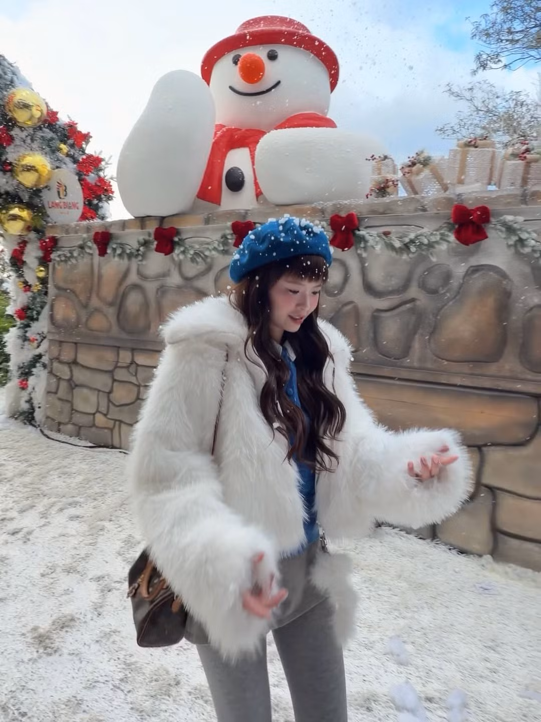 Mới đây, Thúy Kiều đã khiến người hâm mộ xao xuyến khi chia sẻ loạt ảnh check-in trong khung cảnh tuyết trắng lãng mạn, hóa thân thành một "cô bé mùa đông" vô cùng ngọt ngào và đáng yêu. (Ảnh: IGNV)