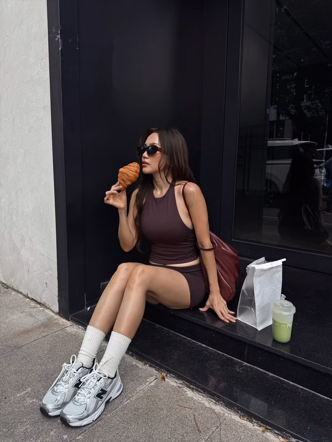 Chính nhờ sự chăm chỉ giữ gìn vóc dáng mà Sĩ Thanh luôn tự tin diện những trang phục ôm sát, khoe trọn lợi thế hình thể, chứng minh rằng tuổi tác không phải là rào cản để trở nên xinh đẹp và quyến rũ. (Ảnh: IGNV)