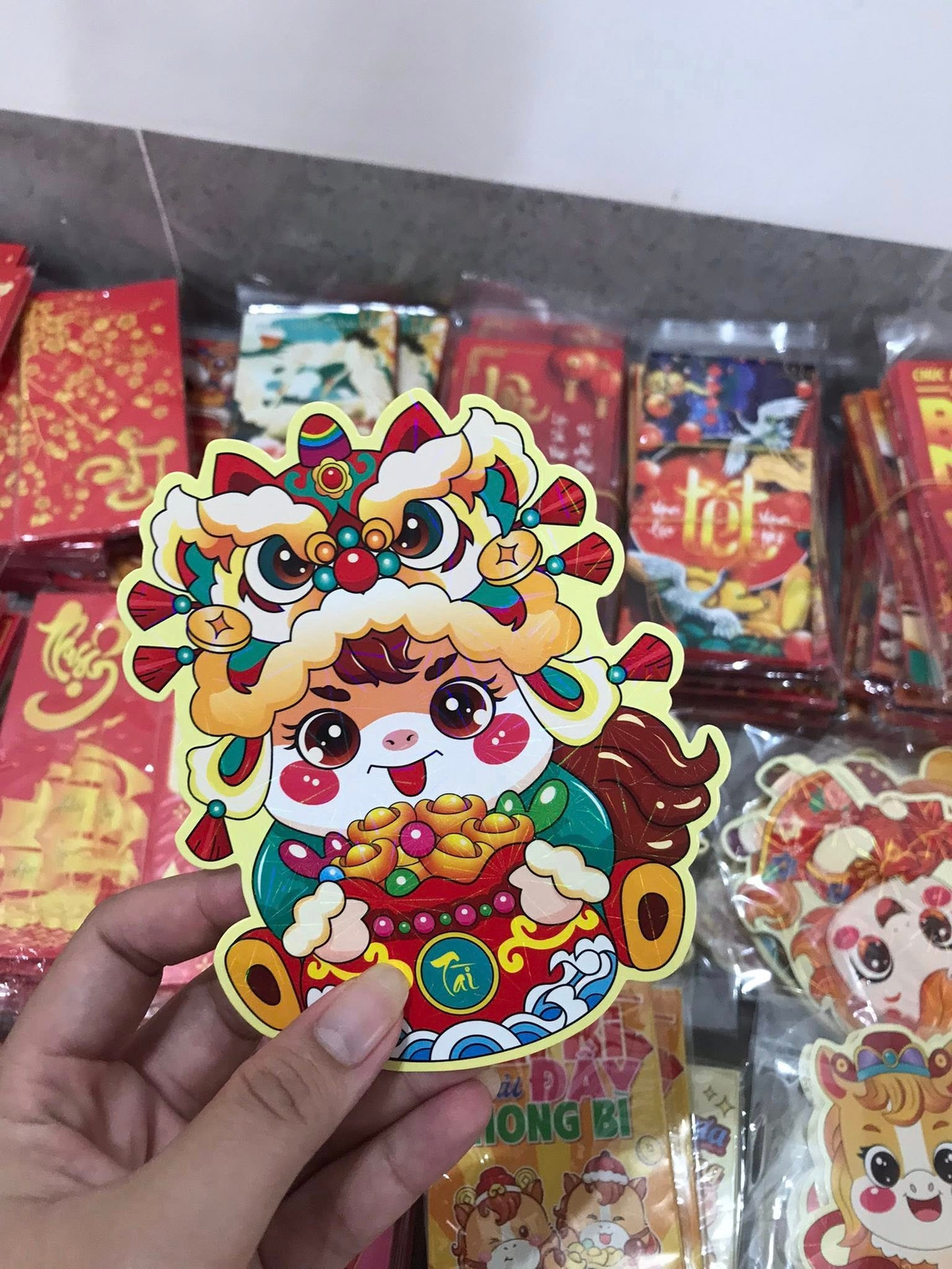 Đánh vào tâm lý yêu thích sự đáng yêu, các mẫu bao lì xì hình chú ngựa con tròn trịa, mắt to long lanh cũng đang được săn đón ráo riết.