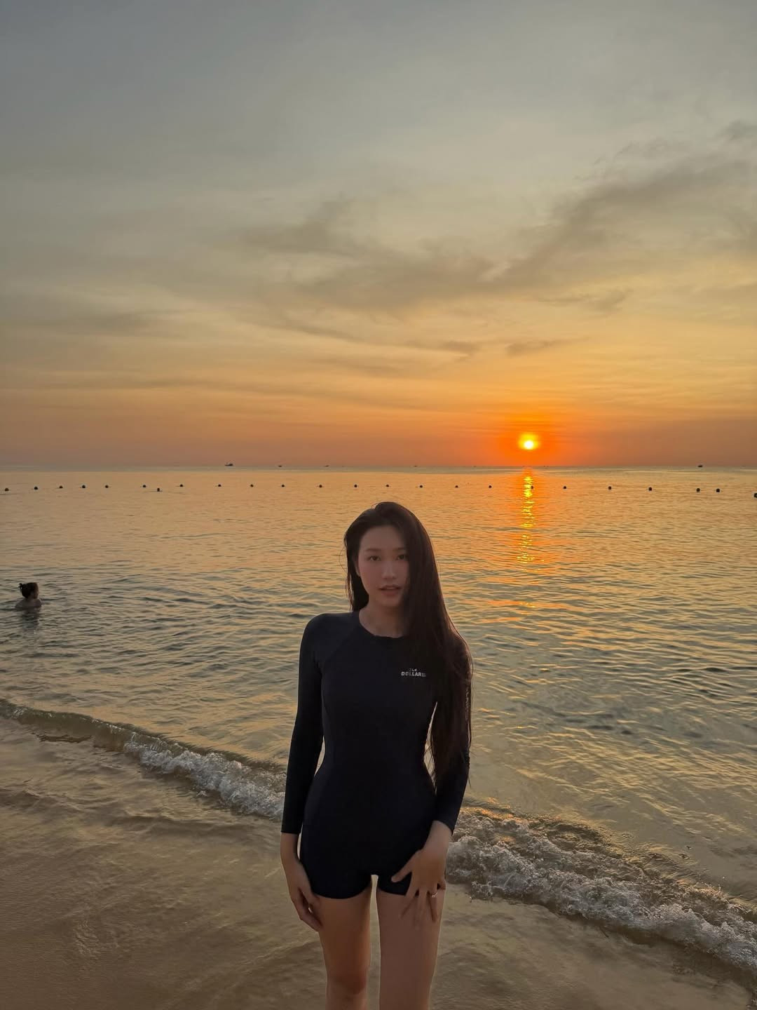 Dù diện trang phục kín đáo hơn so với những bộ bikini hai mảnh thường thấy, nhưng chính thiết kế này lại càng làm nổi bật vóc dáng mảnh mai và đôi chân dài miên man, thon gọn của người đẹp sinh năm 2001. (Ảnh: IGNV)