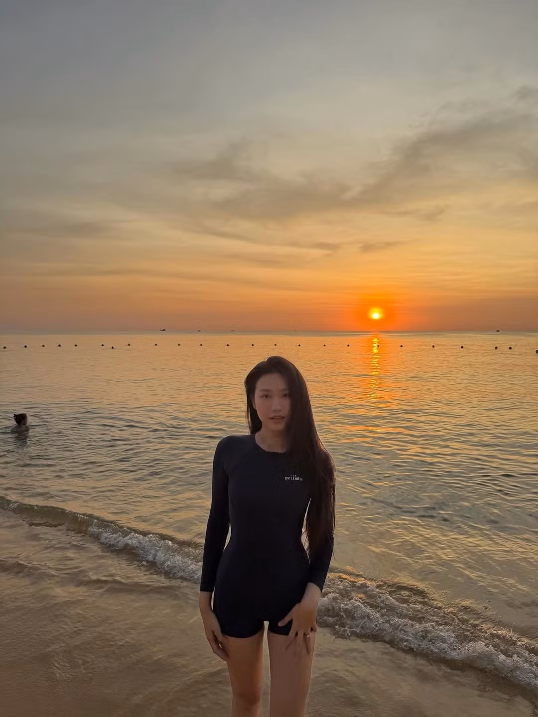 Dù diện trang phục kín đáo hơn so với những bộ bikini hai mảnh thường thấy, nhưng chính thiết kế này lại càng làm nổi bật vóc dáng mảnh mai và đôi chân dài miên man, thon gọn của người đẹp sinh năm 2001. (Ảnh: IGNV)