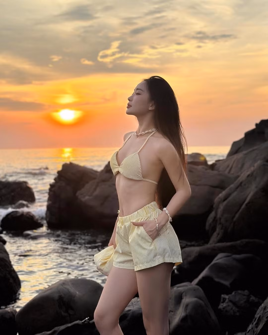 Với loạt ảnh bikini đầy ấn tượng này, Huệ Chi không chỉ khoe trọn vóc dáng "vạn người mê" mà còn khẳng định gu thời trang đa dạng và sức hút khó cưỡng của mình.