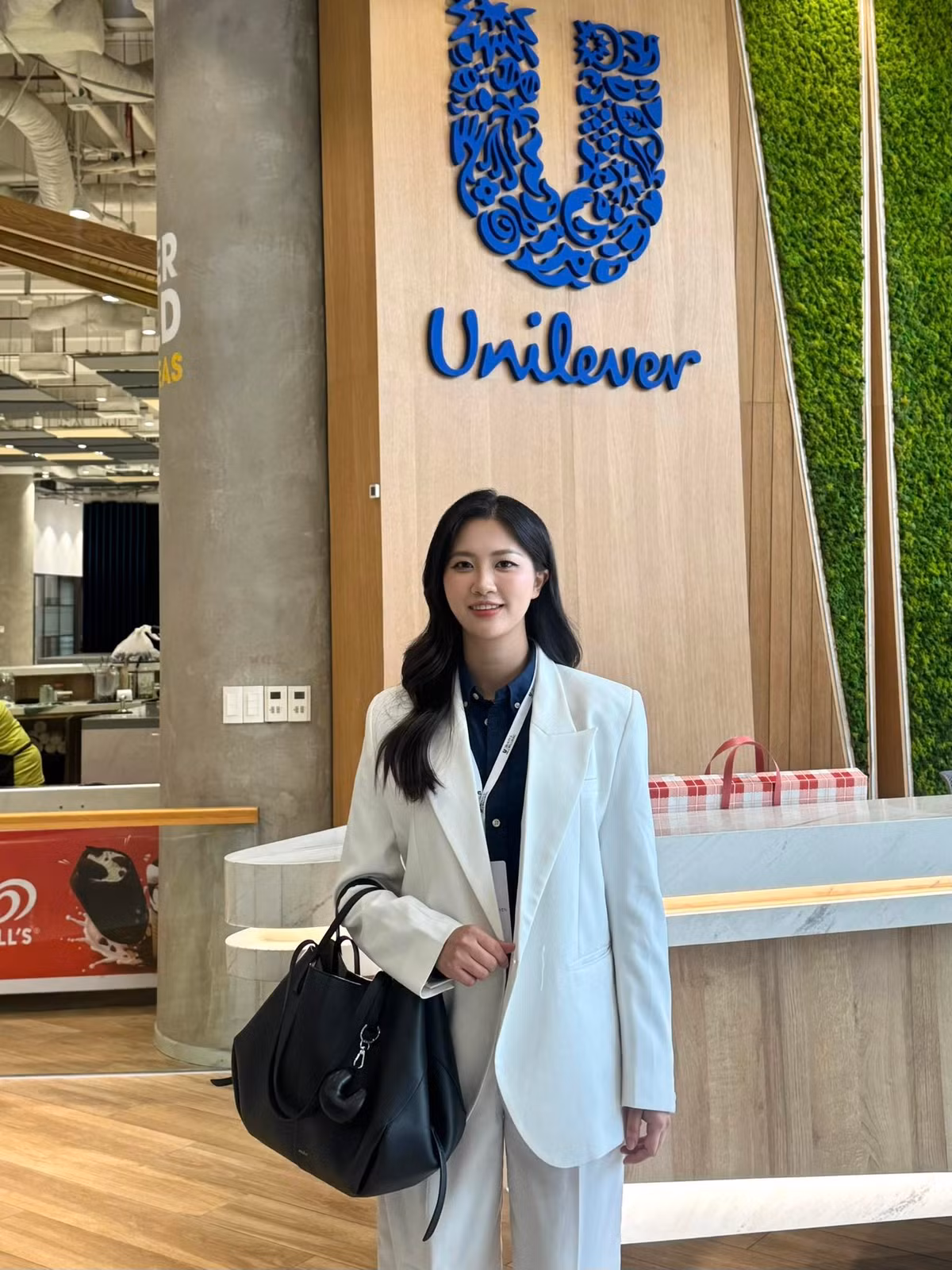 Ngoài công việc chuyên môn, Bác sĩ Khổng Hạnh Nguyên còn thường xuyên chia sẻ kiến thức về da liễu miễn phí cho mọi người trên các nền tảng số như Fanpage, TikTok… (Ảnh: FBNV)