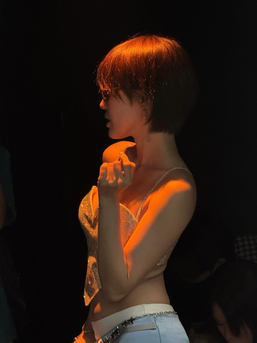 Trong bộ ảnh mới nhất, Pháo lựa chọn outfit mang hơi hướng Y2K kết hợp cùng vẻ hiện đại, bụi bặm. (Ảnh: IGNV)