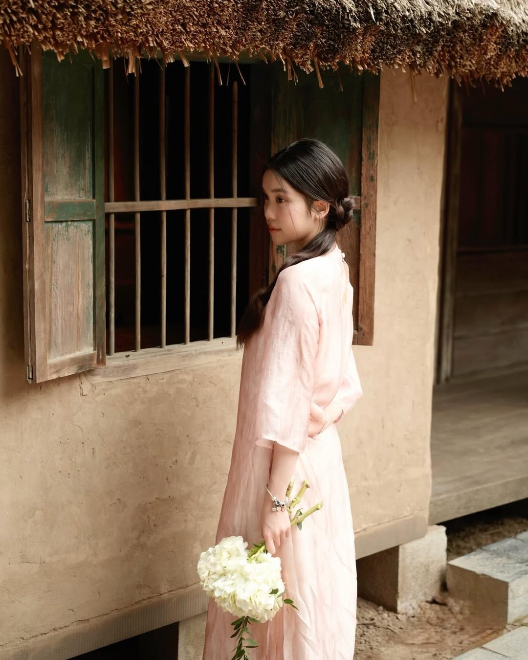 Nhờ nhan sắc xinh đẹp nổi bật, cô hiện cũng là một trong những mẫu ảnh được nhiều shop thời trang "chọn mặt gửi vàng". (Ảnh: IGNV)