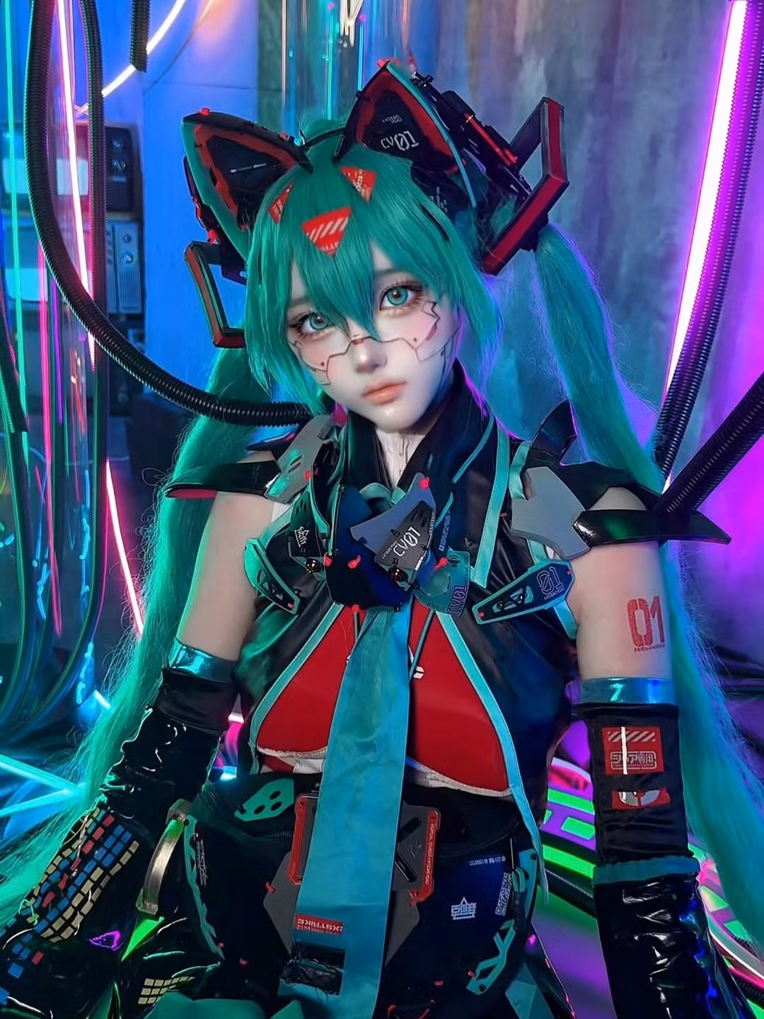 Mặc dù sở hữu vẻ ngoài như học sinh, SeeU thực chất đã lập gia đình và là "gái một con". Cô kết hôn với Tiểu Tiểu Bạch - một coser nổi tiếng khác của Trung Quốc. Cuộc sống gia đình hạnh phúc và sự nghiệp cosplay thành công của cô luôn là đề tài ngưỡng mộ trong cộng đồng. (Ảnh: IGNV)