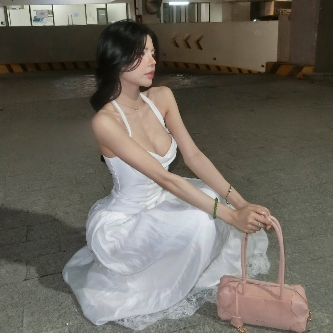 Cô diện một chiếc đầm dài màu trắng tinh khôi, có thiết kế dáng yếm thanh lịch và cổ áo trễ nải, khoe khéo bờ vai trần mảnh mai và vòng một đầy đặn. (Ảnh: IGNV)