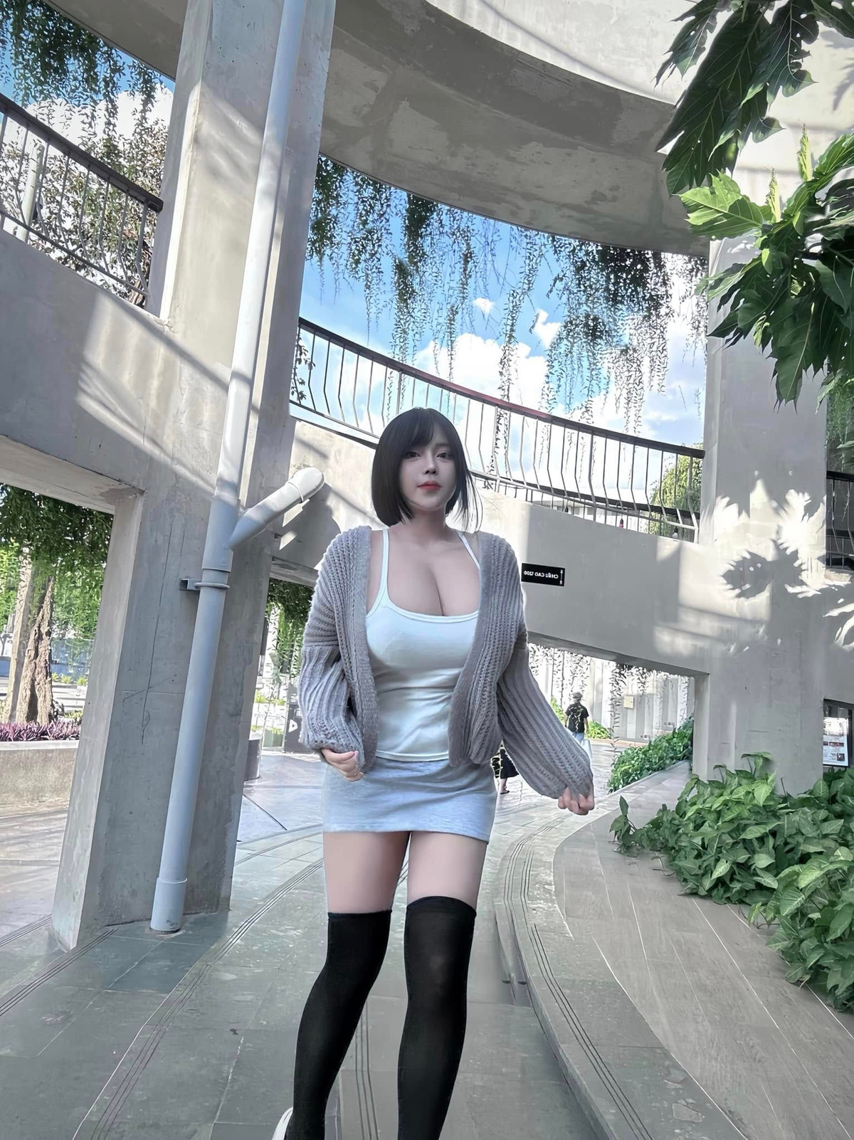 Cô nàng thường xuyên "chiêu đãi" fan những màn biến hình chất lượng. Dù là diện đồ kín đáo hay trang phục cắt xẻ táo bạo, nữ streamer đều không thể giấu giếm tâm hồn cực khủng của mình. (Ảnh: FBNV)