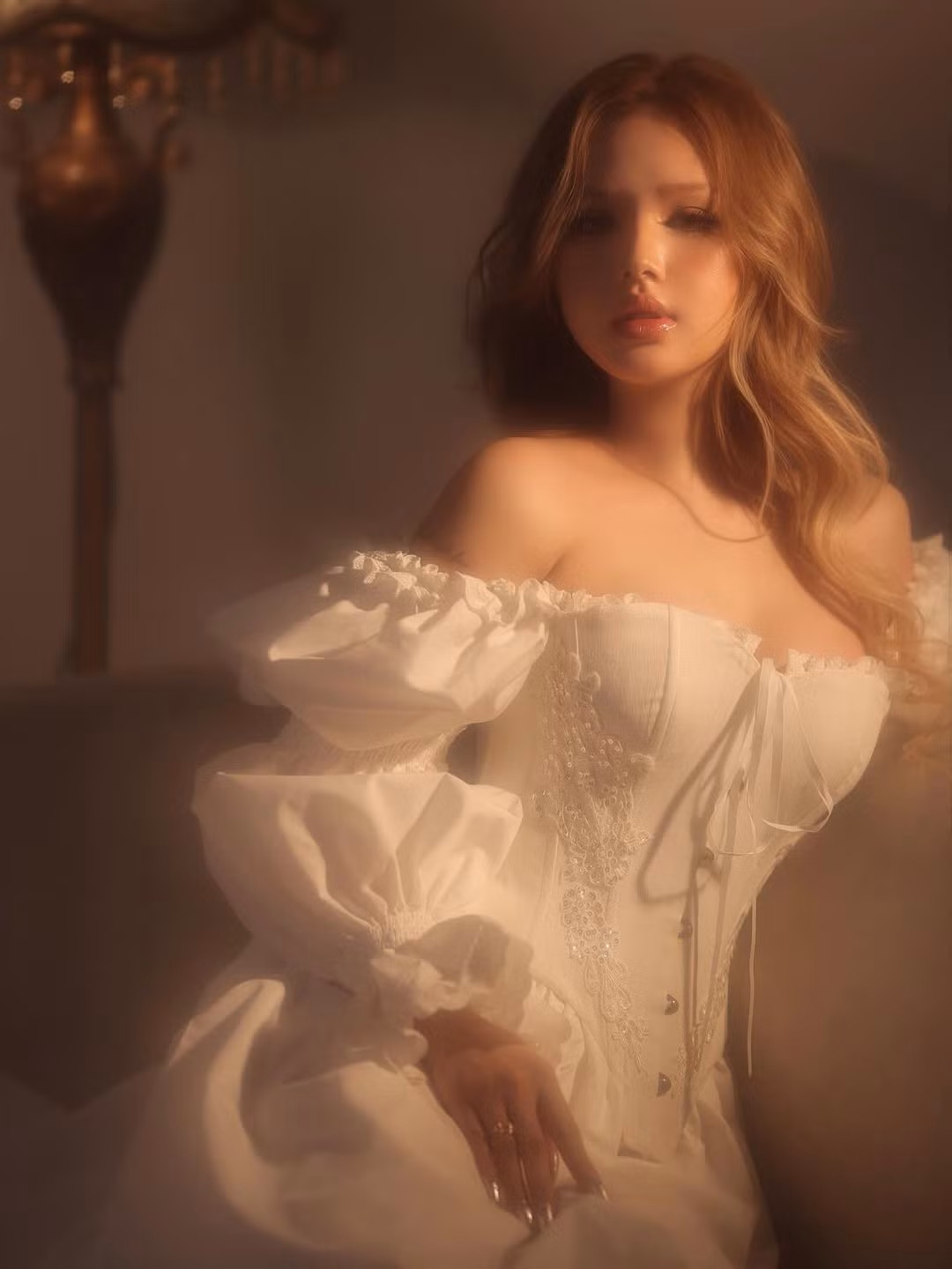 Bối cảnh sử dụng ánh sáng vàng ấm áp, mờ ảo càng làm tăng thêm vẻ mơ màng, huyền ảo cho bộ ảnh. (Ảnh: FBNV)