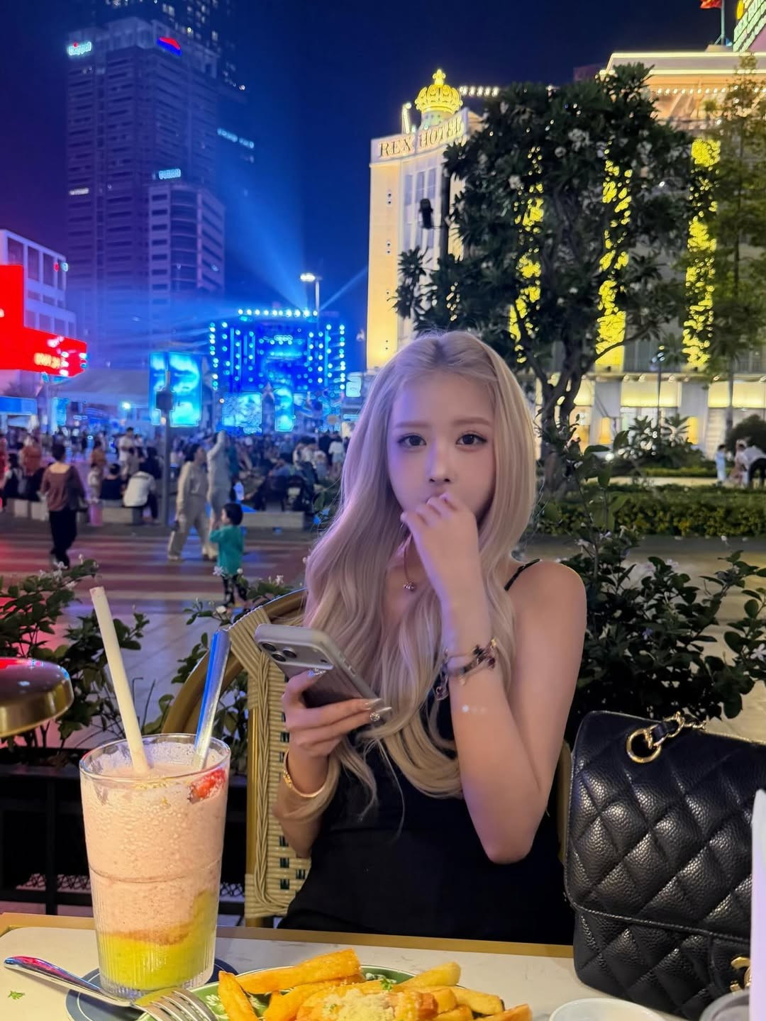 Dưới ánh đèn lung linh của thành phố về đêm và không gian âm nhạc sôi động phía xa, Huyền Diệu trông chẳng khác nào một nàng tiểu thư đang tận hưởng buổi tối cuối tuần thư thái. (Ảnh: IGNV)