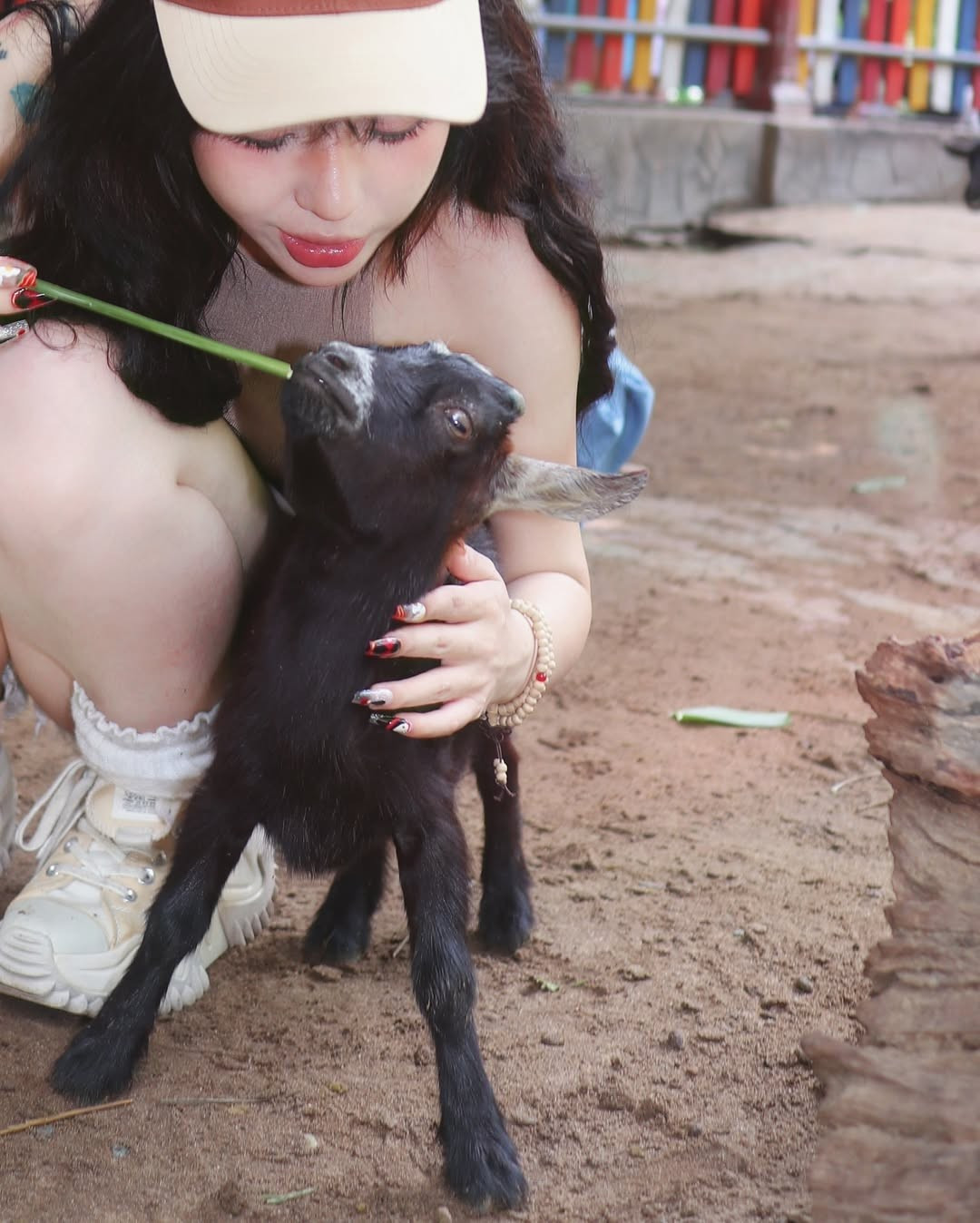 Không thể thiếu trong tổng thể set đồ là chiếc mũ lưỡi trai nâu đỏ – một lựa chọn tinh tế để cân bằng giữa nét nữ tính và cá tính. Kết hợp với đồng hồ đeo tay thể thao, vòng tay ngọc và tất trắng cao cổ đi cùng sneaker, Bảo Khuyên hoàn thiện vẻ ngoài vừa năng động, vừa “cool ngầu” nhưng vẫn giữ nét ngọt ngào đặc trưng.