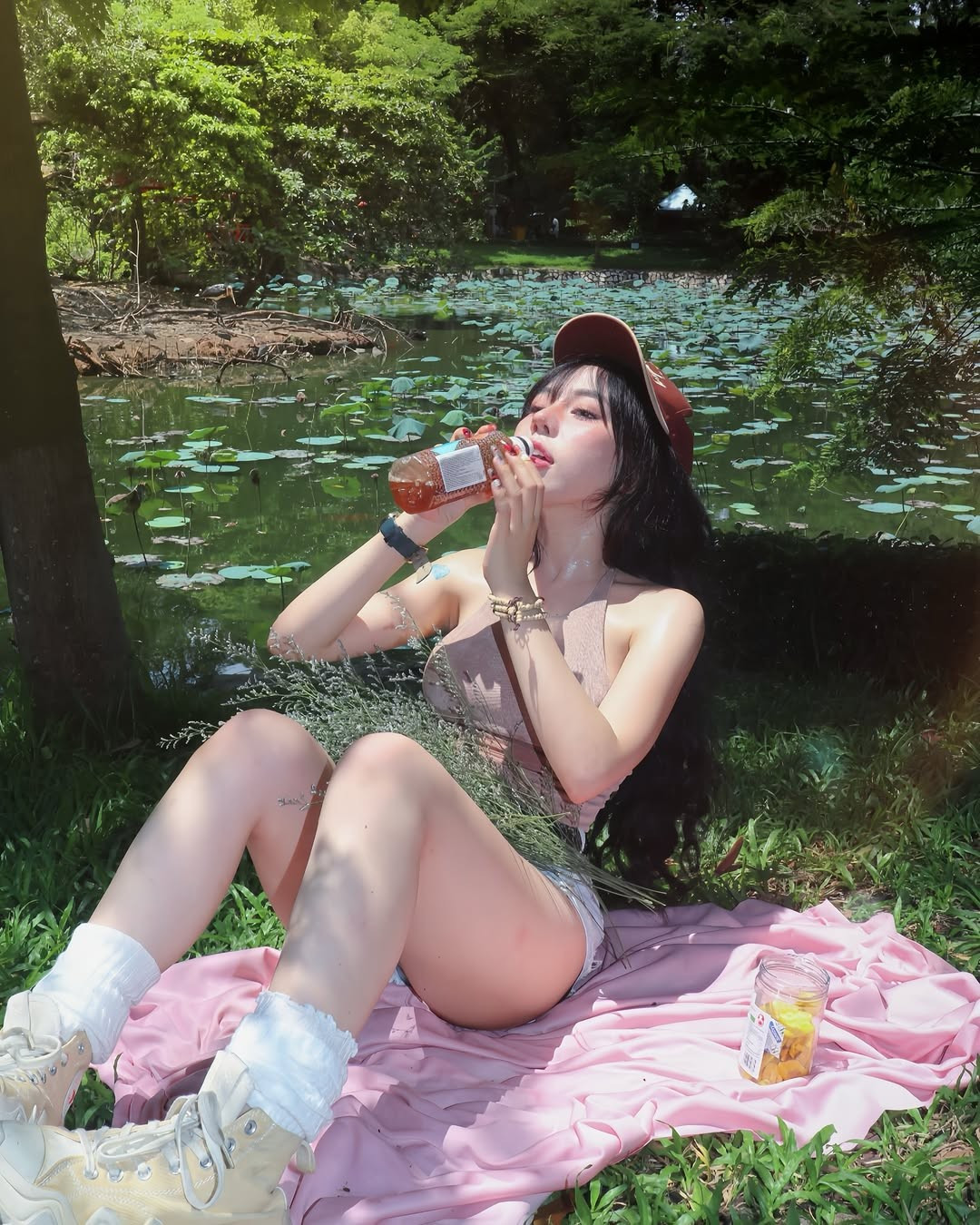 Giữa không gian xanh mát và hoang dã của Thảo Cầm Viên Sài Gòn, hot girl Bảo Khuyên Susan một lần nữa “đốt mắt” dân mạng với loạt ảnh picnic đầy gợi cảm và phá cách. Diện set đồ trẻ trung, khoe triệt để đường cong cơ thể, cô nàng tiếp tục khẳng định phong cách thời trang táo bạo nhưng đầy tinh tế của mình.