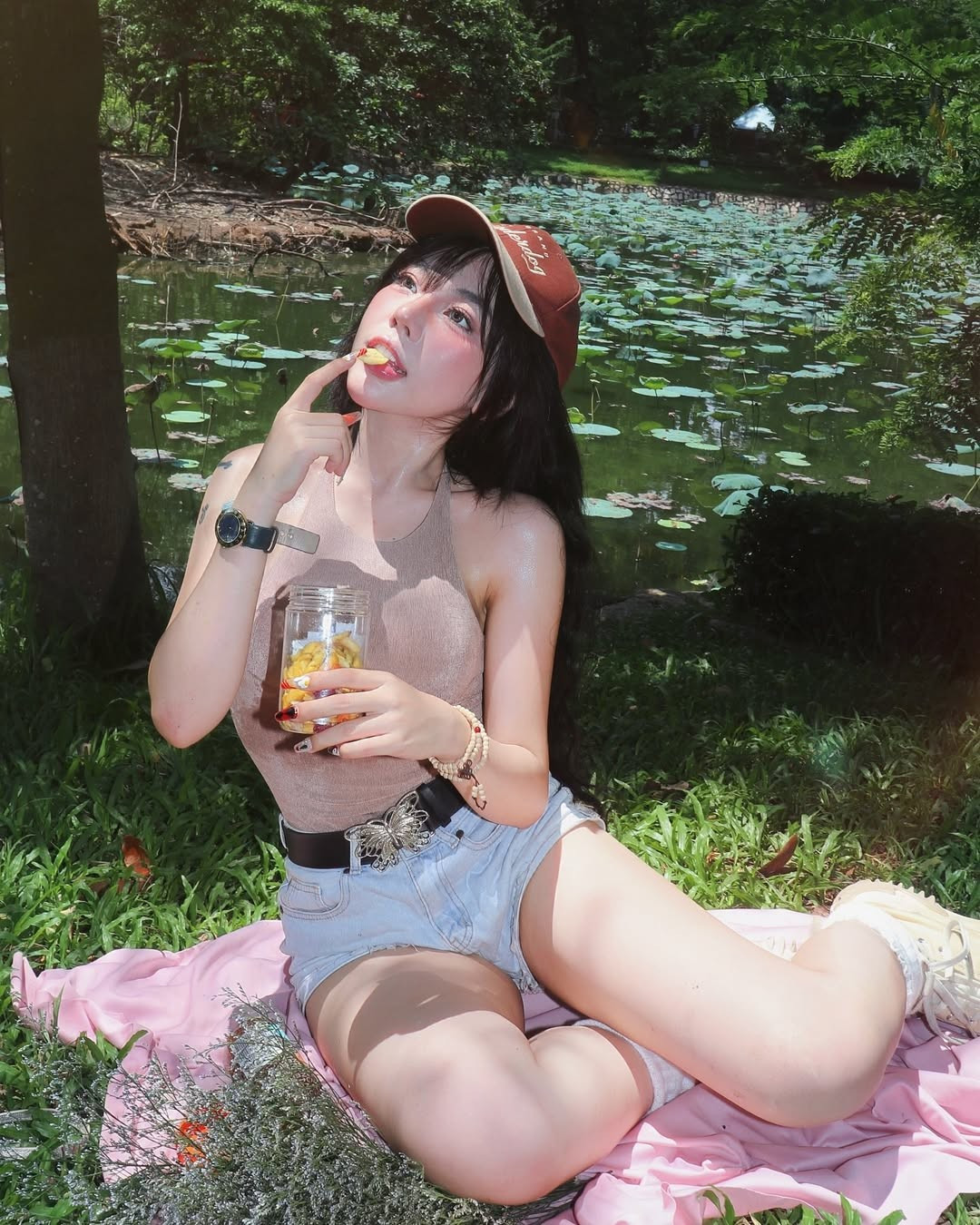 Chiếc quần short jeans siêu ngắn mà Bảo Khuyên lựa chọn lần này là “vũ khí” thời trang chủ lực, giúp tôn trọn đôi chân dài săn chắc và vòng hông quyến rũ.