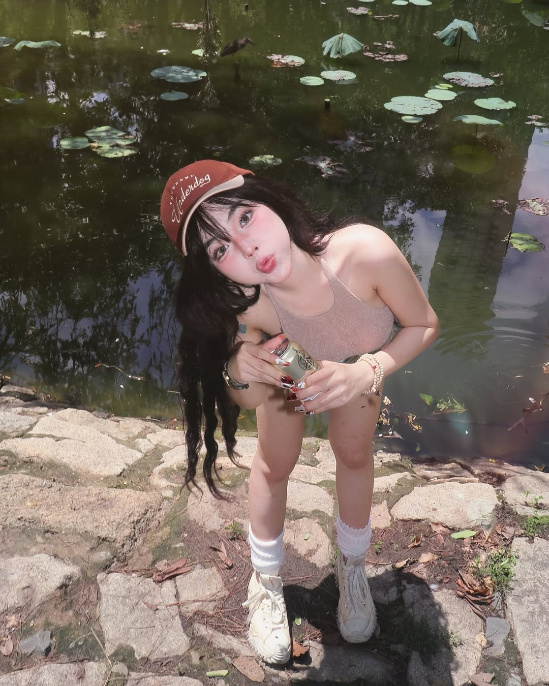 Kiểu quần này không chỉ khoe dáng mà còn mang đến cảm giác năng động, phù hợp với không khí dã ngoại giữa thiên nhiên. Phần cạp cao và thắt lưng to bản phối cùng khóa kim loại giúp tổng thể thêm phần cá tính, mạnh mẽ.