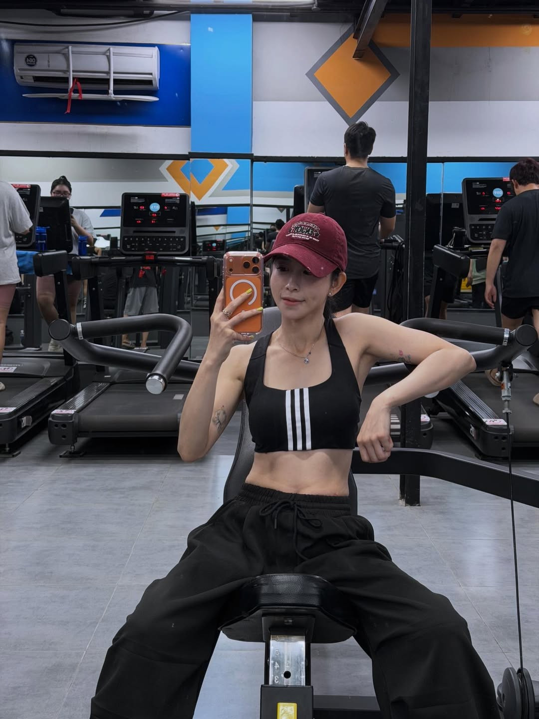 Mồ hôi lấm tấm trên trán và vai càng khẳng định cho cường độ tập luyện nghiêm túc mà cô đã trải qua. (Ảnh: IGNV)