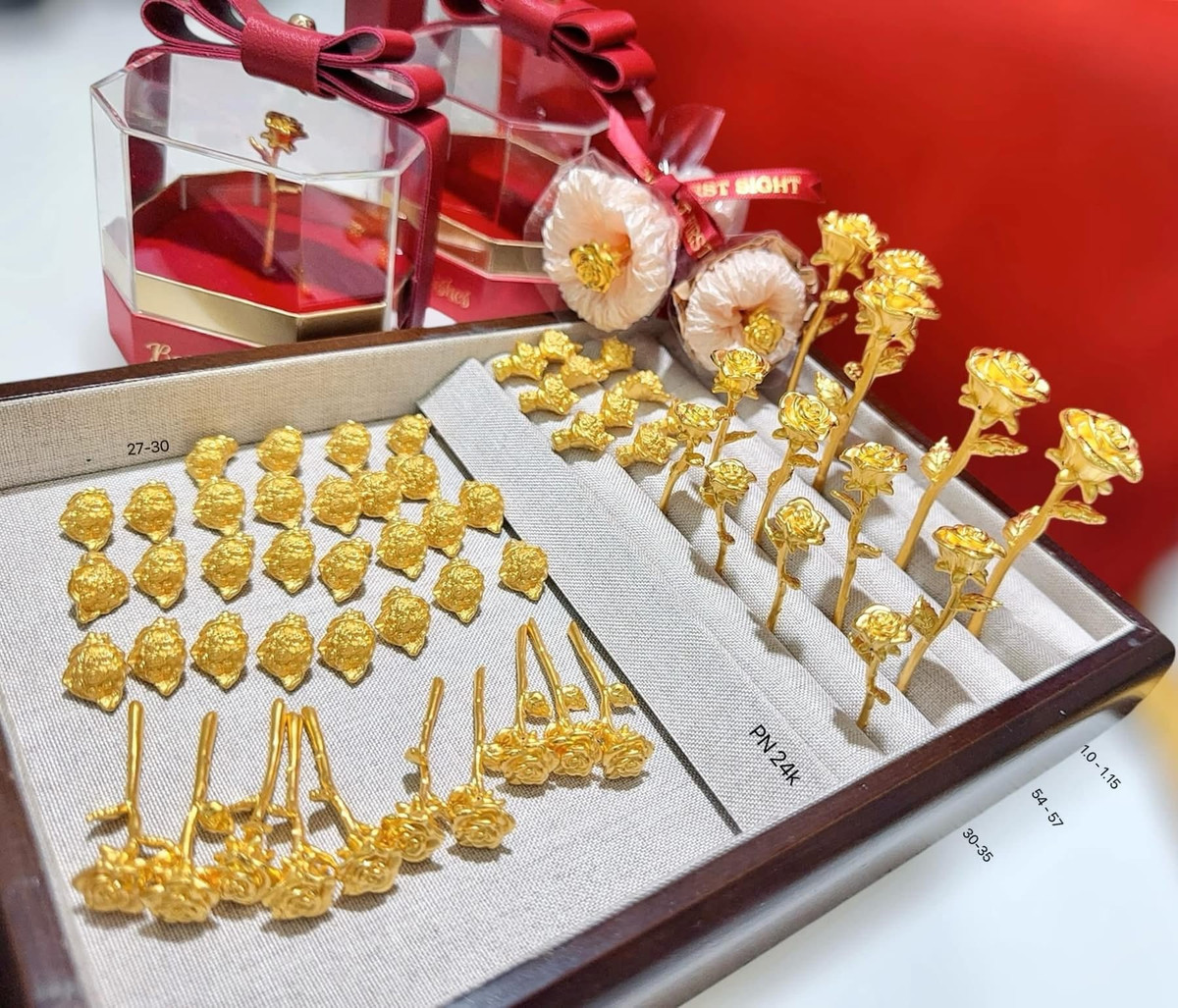 Nhiều nơi còn cung cấp dịch vụ khắc laser thông điệp yêu thương hoặc mạ/dát vàng các vật phẩm khác theo yêu cầu, tạo nên món quà "độc nhất vô nhị".