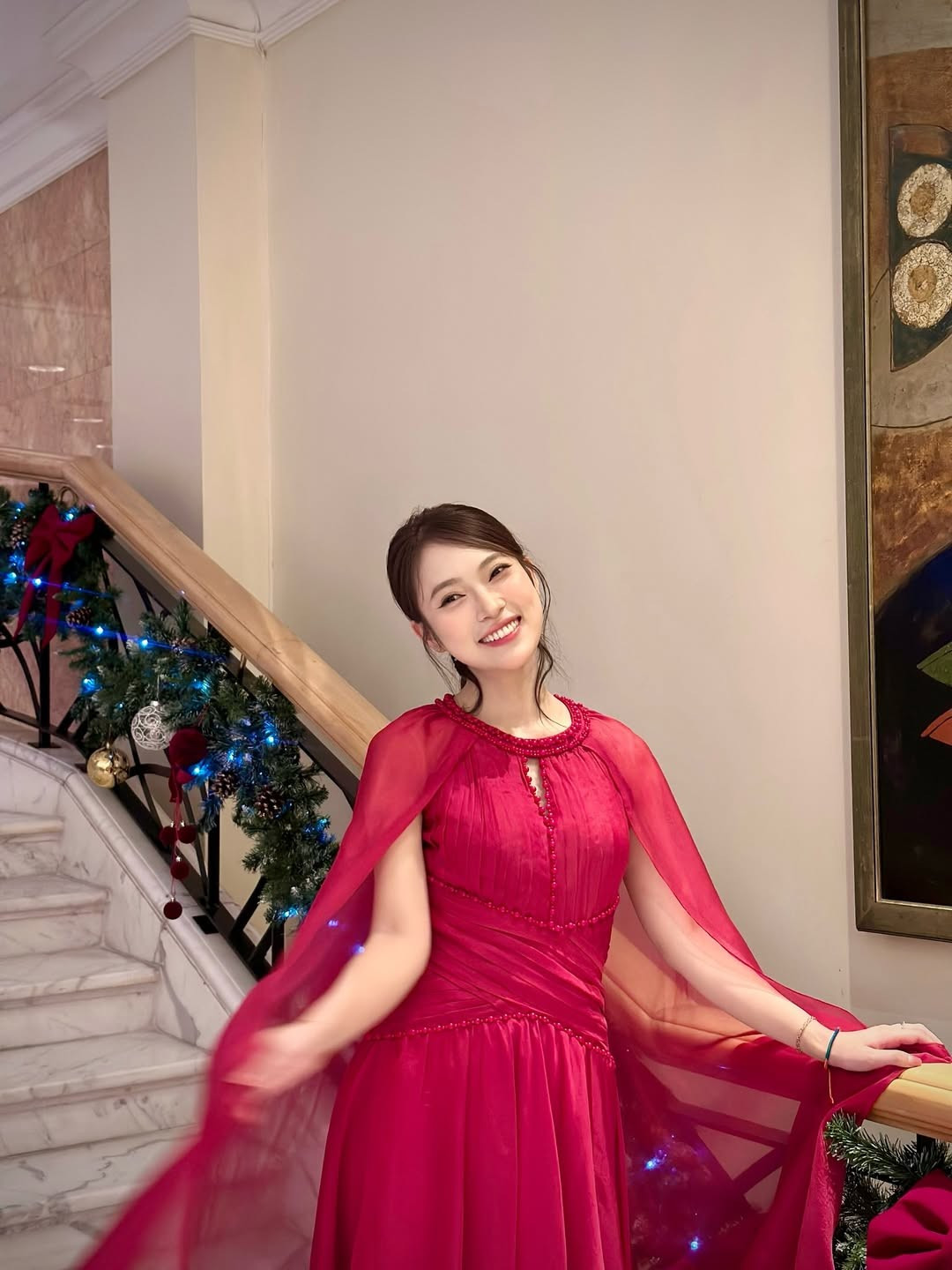 Sự kết hợp giữa trang phục và bối cảnh tạo nên một tổng thể vô cùng mãn nhãn, đậm chất Giáng sinh châu Âu. (Ảnh: IGNV)