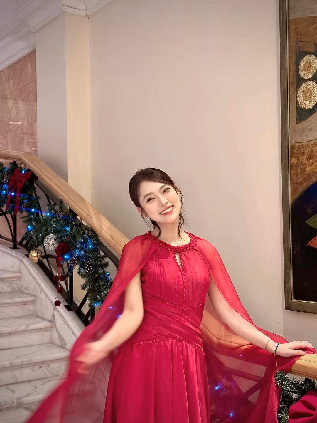 Sự kết hợp giữa trang phục và bối cảnh tạo nên một tổng thể vô cùng mãn nhãn, đậm chất Giáng sinh châu Âu. (Ảnh: IGNV)