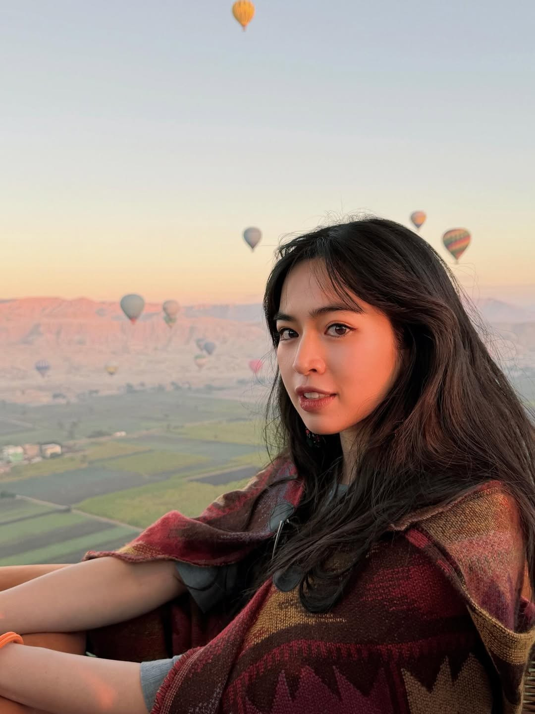 Chỉ sau vài giờ đăng tải, bài viết đã nhận về hàng chục nghìn lượt yêu thích và "mưa" lời khen từ người hâm mộ: "Đẹp dữ thần bà ơi", "đẹp điên bà ui. Xin vía để vài năm sau đc đi", "bả đẹp quá". (Ảnh: IGNV)