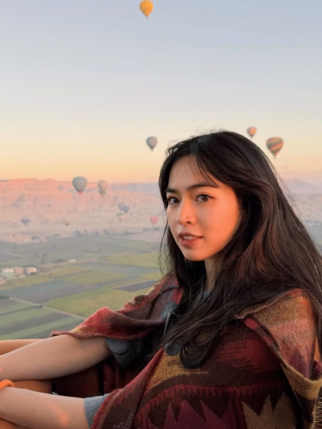 Chỉ sau vài giờ đăng tải, bài viết đã nhận về hàng chục nghìn lượt yêu thích và "mưa" lời khen từ người hâm mộ: "Đẹp dữ thần bà ơi", "đẹp điên bà ui. Xin vía để vài năm sau đc đi", "bả đẹp quá". (Ảnh: IGNV)