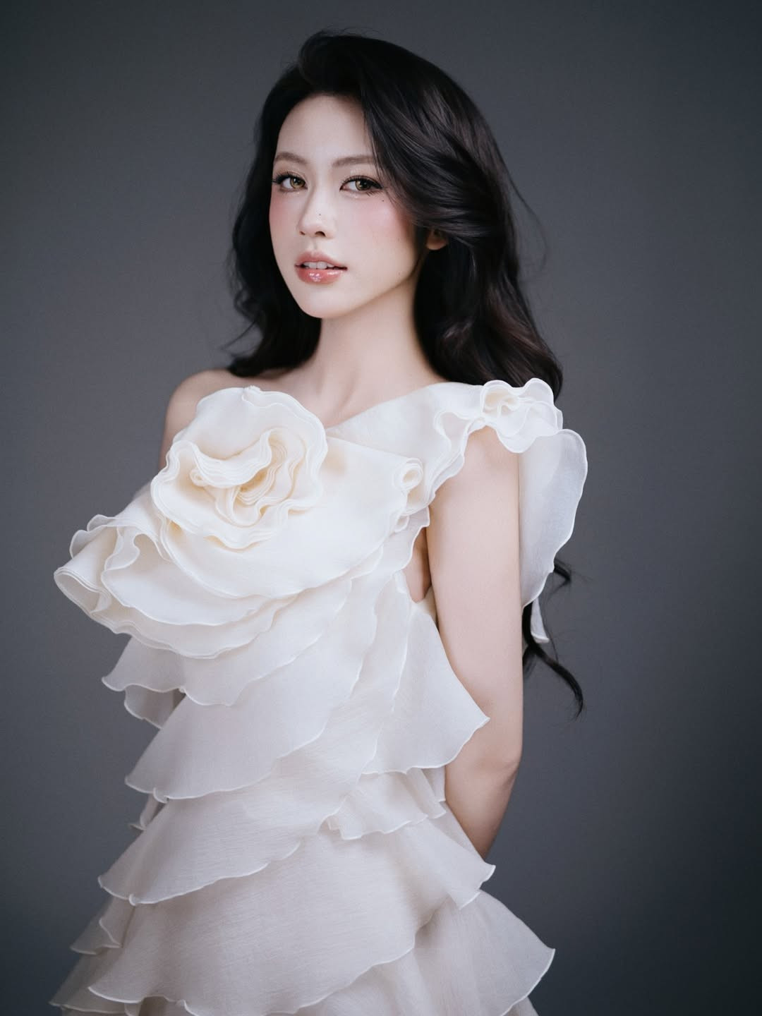 Sống mũi cao thanh tú, khuôn cằm V-line chuẩn cùng nốt ruồi duyên dáng ngay sống mũi giúp gương mặt cô trở nên thanh thoát và cực kỳ sang trọng. Cùng với đó, nước da mịn màng giúp Tô Đát Kỷ dễ dàng "cân" mọi phong cách trang điểm, từ tông cam đào ngọt ngào đến đỏ đậm quyền lực. (Ảnh: IGNV)