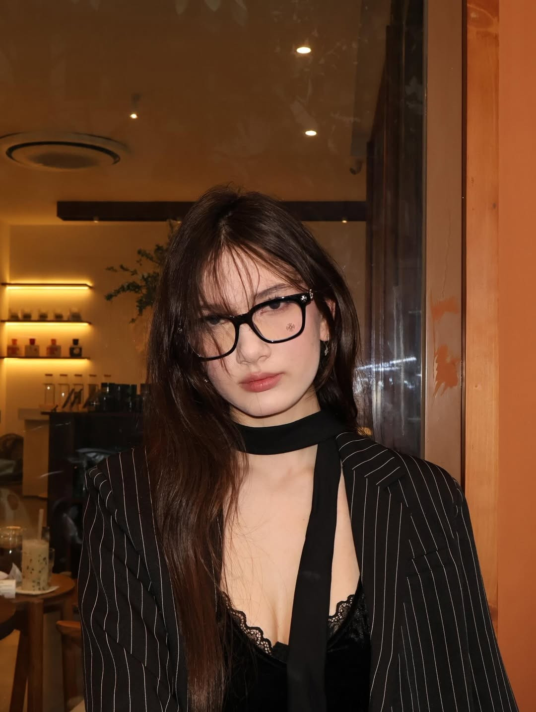 Điểm nhấn là chiếc kính gọng đen bản lớn giúp tôn lên gương mặt nhỏ nhắn, hài hòa. Đôi mắt sâu cuốn hút cùng sống mũi cao thanh tú - "đặc sản" của dòng máu lai Việt - Nga giúp Thanh Giang sở hữu một visual "không góc chết". (Ảnh: IGNV)