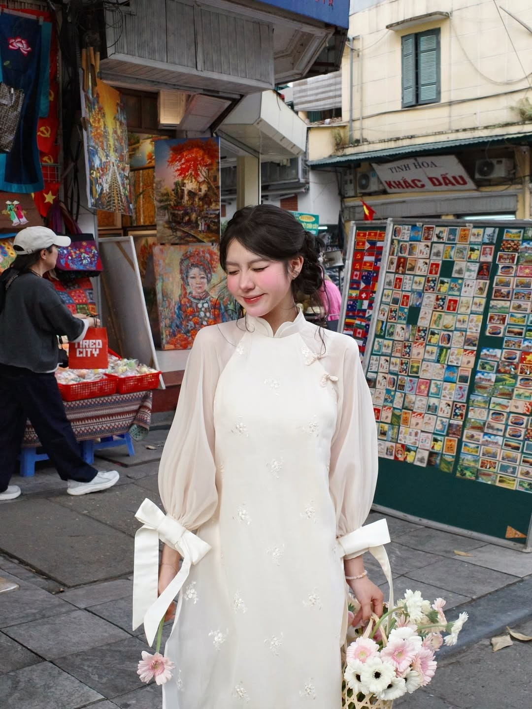 Vũ Nguyệt từng được mệnh danh là "hot girl quân sự" khi bức ảnh cô nàng trong màu áo học quốc phòng được viral mạnh mẽ trên mạng xã hội. Với gương mặt thanh tú, đôi mắt biết nói và thần thái rạng rỡ, cô nàng đã nhanh chóng chiếm trọn cảm tình của cộng đồng mạng. (Ảnh: IGNV)