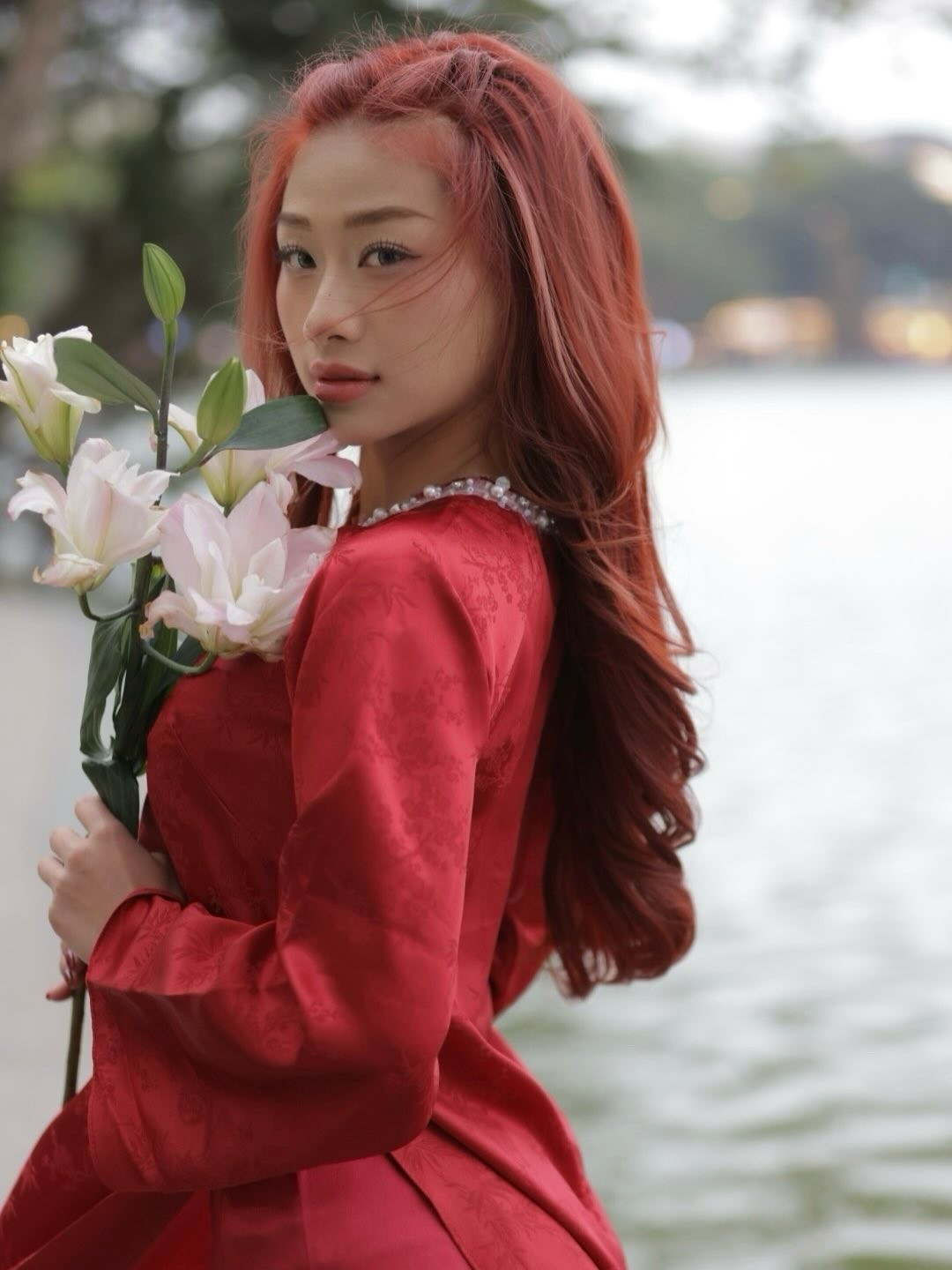 Nhiều người hâm mộ nhận xét rằng sắc đỏ của bộ trang phục và màu tóc tưởng chừng "đối chọi" nhưng lại hòa hợp đến lạ kỳ, giúp Louis Phạm nổi bật giữa phố phường Hà Nội. (Ảnh: IGNV)