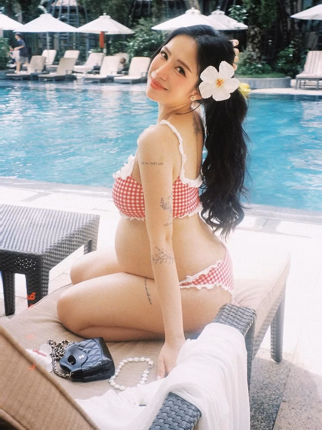 Trong loạt ảnh mới, cô nàng tự tin khoe dáng trong thiết kế bikini bên hồ bơi. Dù bụng bầu vượt mặt nhưng có thể thấy được tinh thần của ái nữ nhà Minh Nhựa vẫn vô cùng rạng ngời, tích cực.