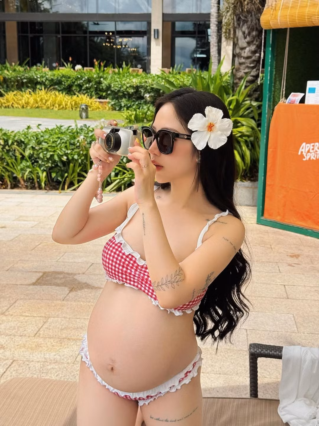 Sự rạng rỡ và tích cực của Joyce Phạm là nguồn cảm hứng cho nhiều người, chứng minh rằng phụ nữ vẫn có thể xinh đẹp và cuốn hút ngay cả khi đang mang thiên chức làm mẹ.