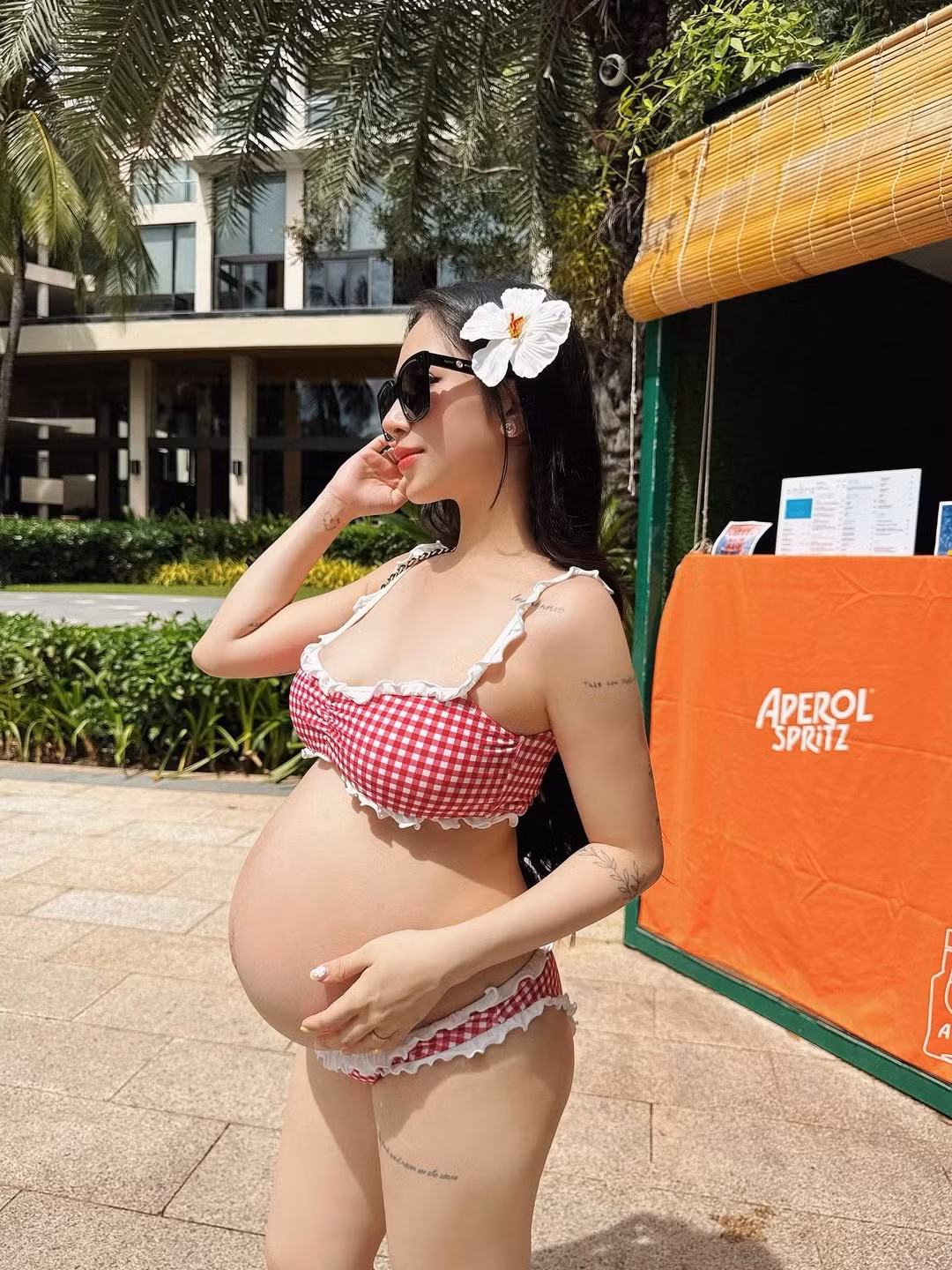 Cô thường xuyên chia sẻ những khoảnh khắc đời thường, cho thấy cô vẫn duy trì lối sống năng động và chăm sóc bản thân rất tốt trong suốt thai kỳ.