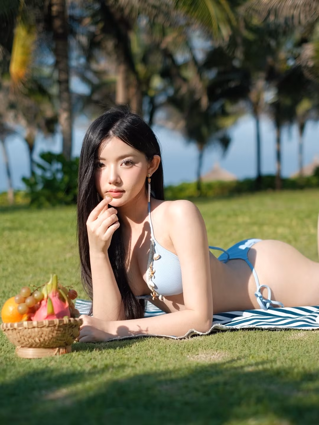Trước đó, cô nàng cùng từng "đốn tim" dân mạng khi diện bộ bikini xanh pastel ngọt ngào mang hơi hướng Bohemian đầy quyến rũ, tạo dáng dịu dàng giữa khung cảnh xanh mát của biển cả.
