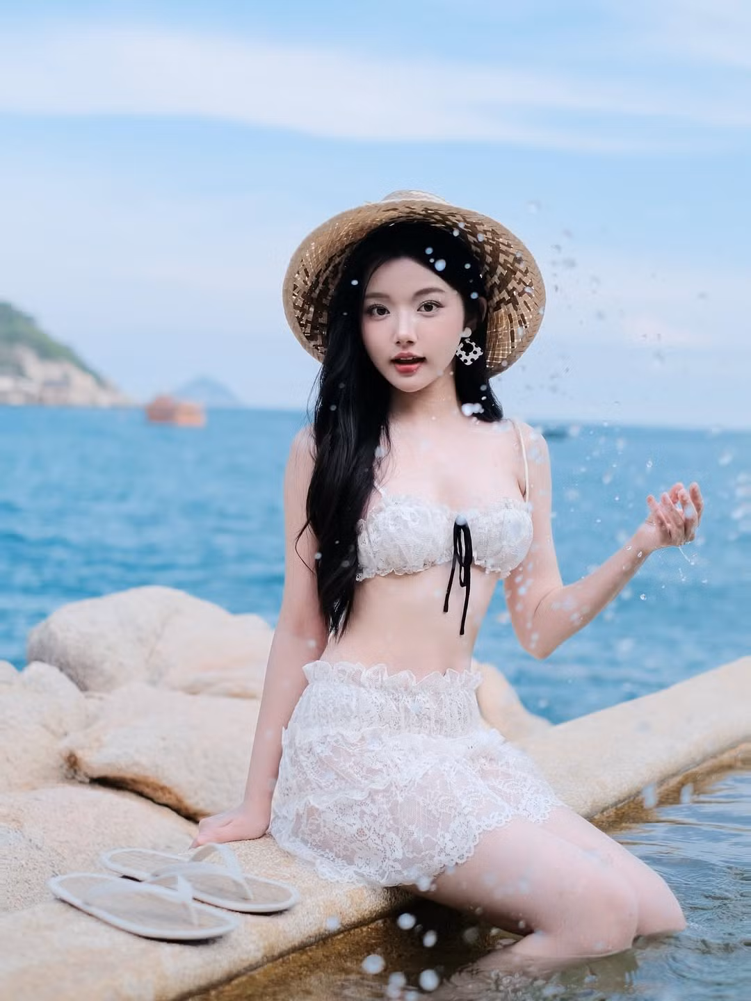 Nổi tiếng là "tiên nữ mukbang" với những video ăn uống duyên dáng, xinh đẹp, Quỳnh Trương không chỉ "hút hồn" người xem bởi khả năng thưởng thức món ăn đầy nghệ thuật mà còn bởi nhan sắc ngọt ngào, trong trẻo. Mới đây, cô nàng lại gây chú ý khi khoe loạt ảnh diện bikini tại bãi biển, hóa thân thành nàng thơ dịu dàng, tinh khôi khiến ai nhìn cũng phải ngẩn ngơ.