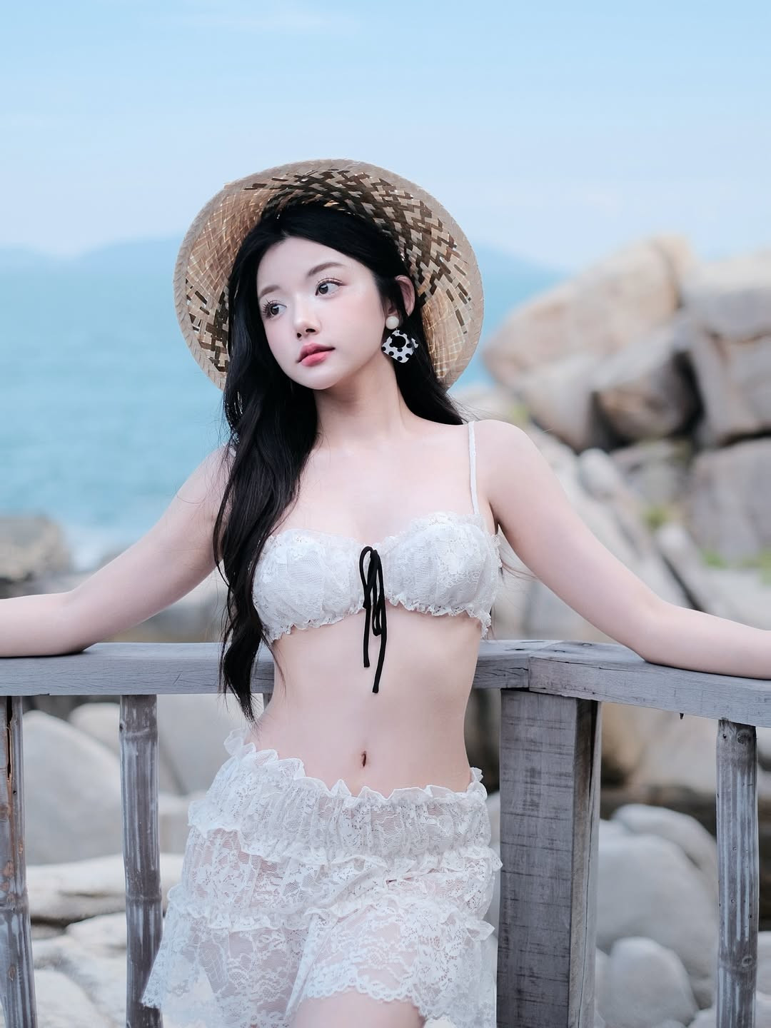 Nổi bật hơn cả là thần thái và vẻ đẹp trong trẻo của cô nàng. Với làn da trắng mịn không tì vết, mái tóc đen dài bồng bềnh kết hợp cùng chiếc mũ cói rộng vành, Quỳnh Trương trông như một nàng công chúa bước ra từ cổ tích.