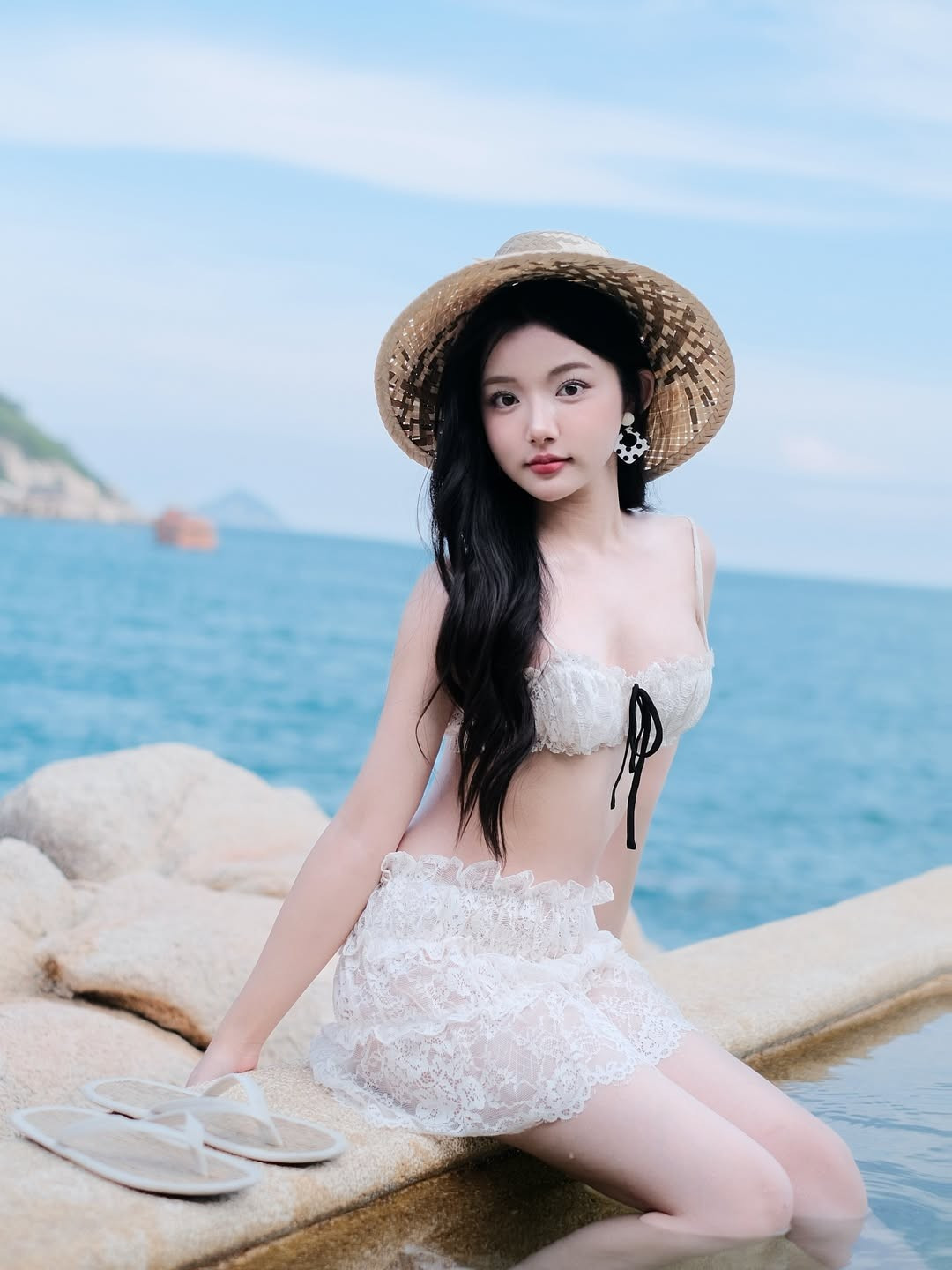 Đôi mắt to tròn, ngây thơ cùng đôi môi chúm chím nhẹ nhàng của cô nàng làm toát lên vẻ đẹp trong sáng, thoát tục giữa cảnh biển bao la. Những khoảnh khắc cô ngồi cạnh mép nước, hay tung tăng nghịch sóng, đều toát lên vẻ đẹp rất đỗi tự nhiên và thuần khiết.