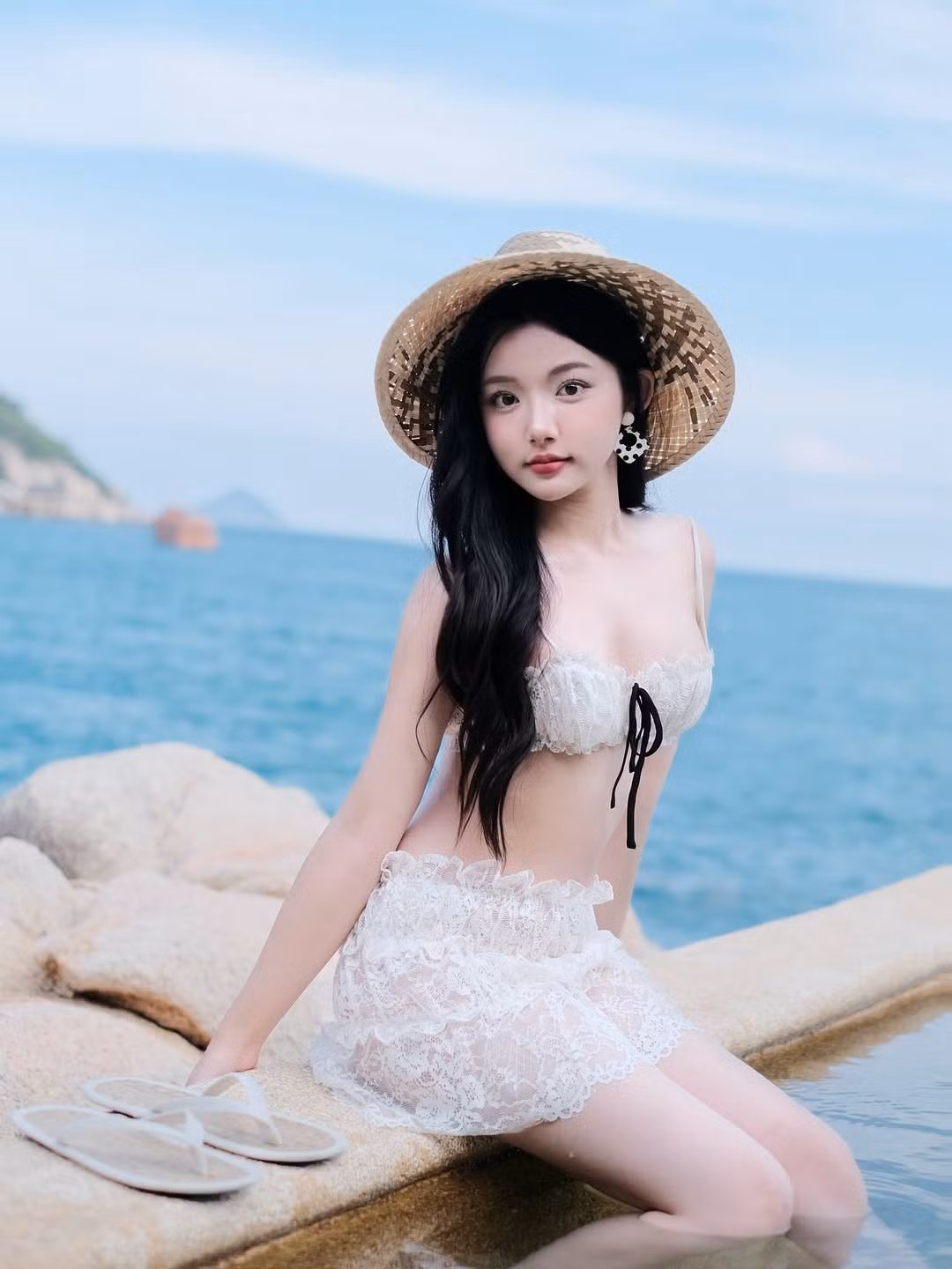 Đôi mắt to tròn, ngây thơ cùng đôi môi chúm chím nhẹ nhàng của cô nàng làm toát lên vẻ đẹp trong sáng, thoát tục giữa cảnh biển bao la. Những khoảnh khắc cô ngồi cạnh mép nước, hay tung tăng nghịch sóng, đều toát lên vẻ đẹp rất đỗi tự nhiên và thuần khiết.