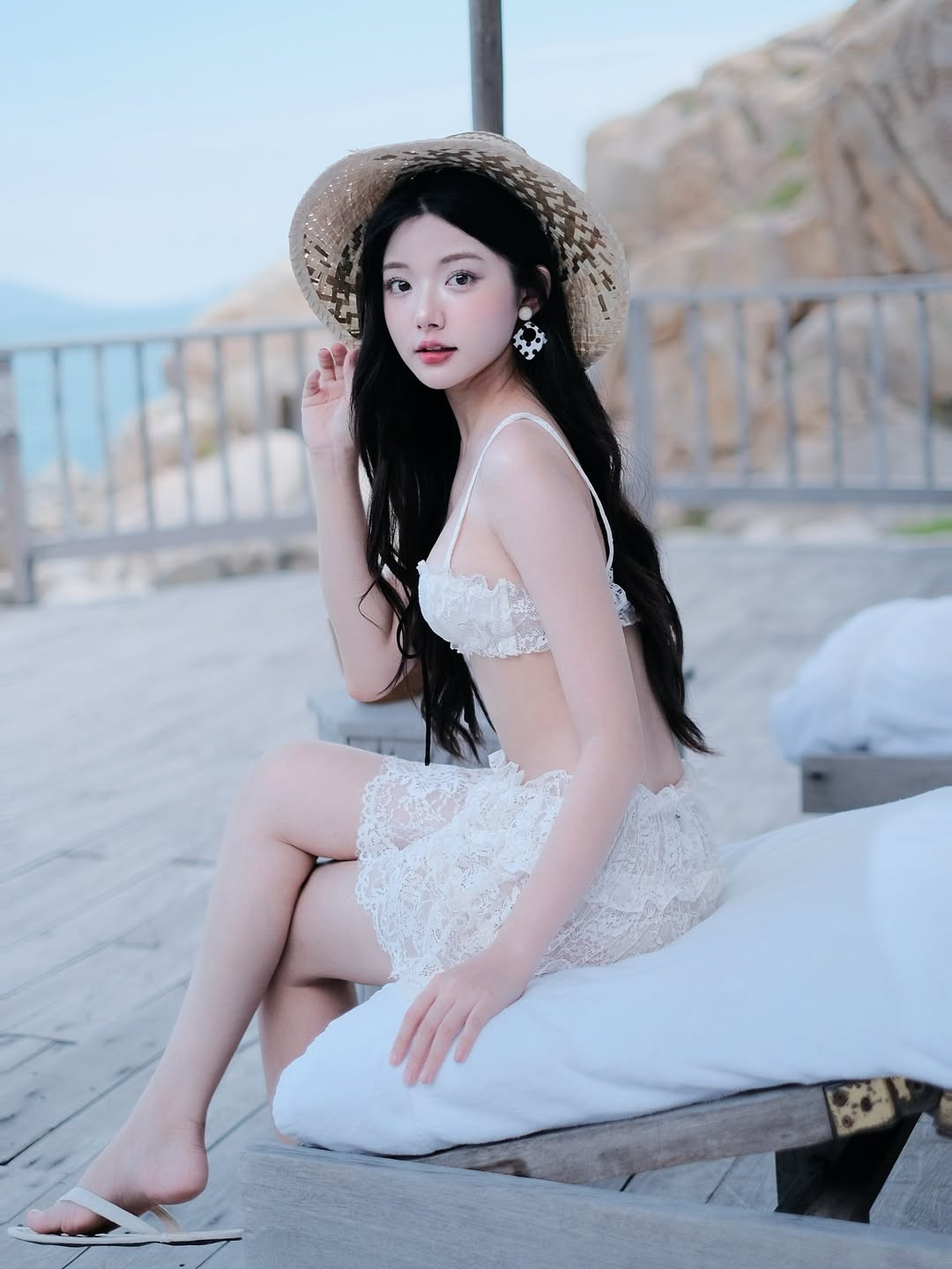 Phần áo bra với chi tiết nhún bèo nhẹ nhàng và chiếc nơ đen nhỏ nhắn ở giữa tạo nên vẻ đẹp vừa gợi cảm, vừa thanh lịch.