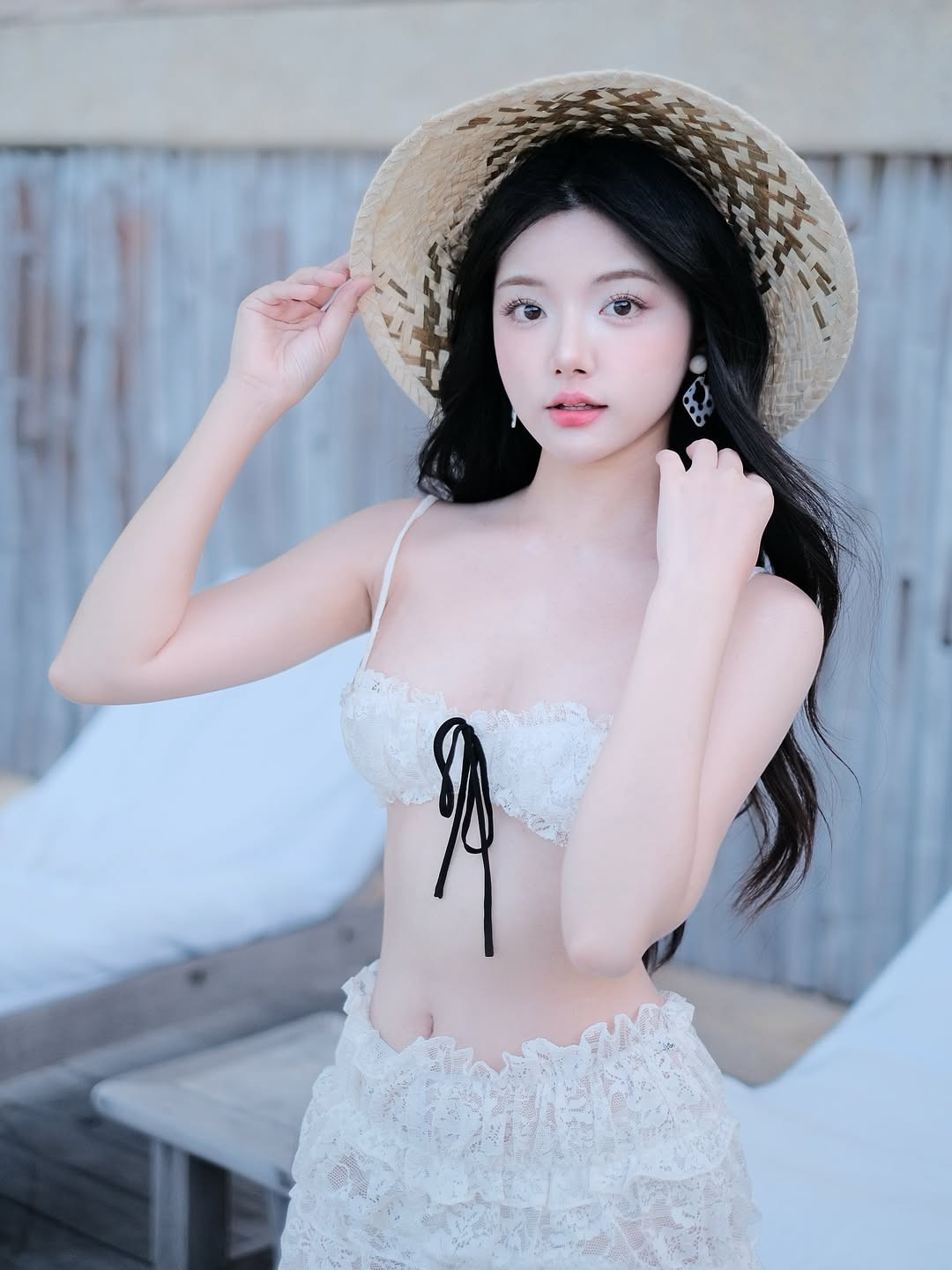 Trong khung cảnh biển xanh ngắt, nắng vàng rực rỡ, Quỳnh Trương xuất hiện đầy mê hoặc với bộ bikini hai mảnh màu trắng tinh khiết, được điểm xuyết bằng chất liệu ren mềm mại và tinh tế.