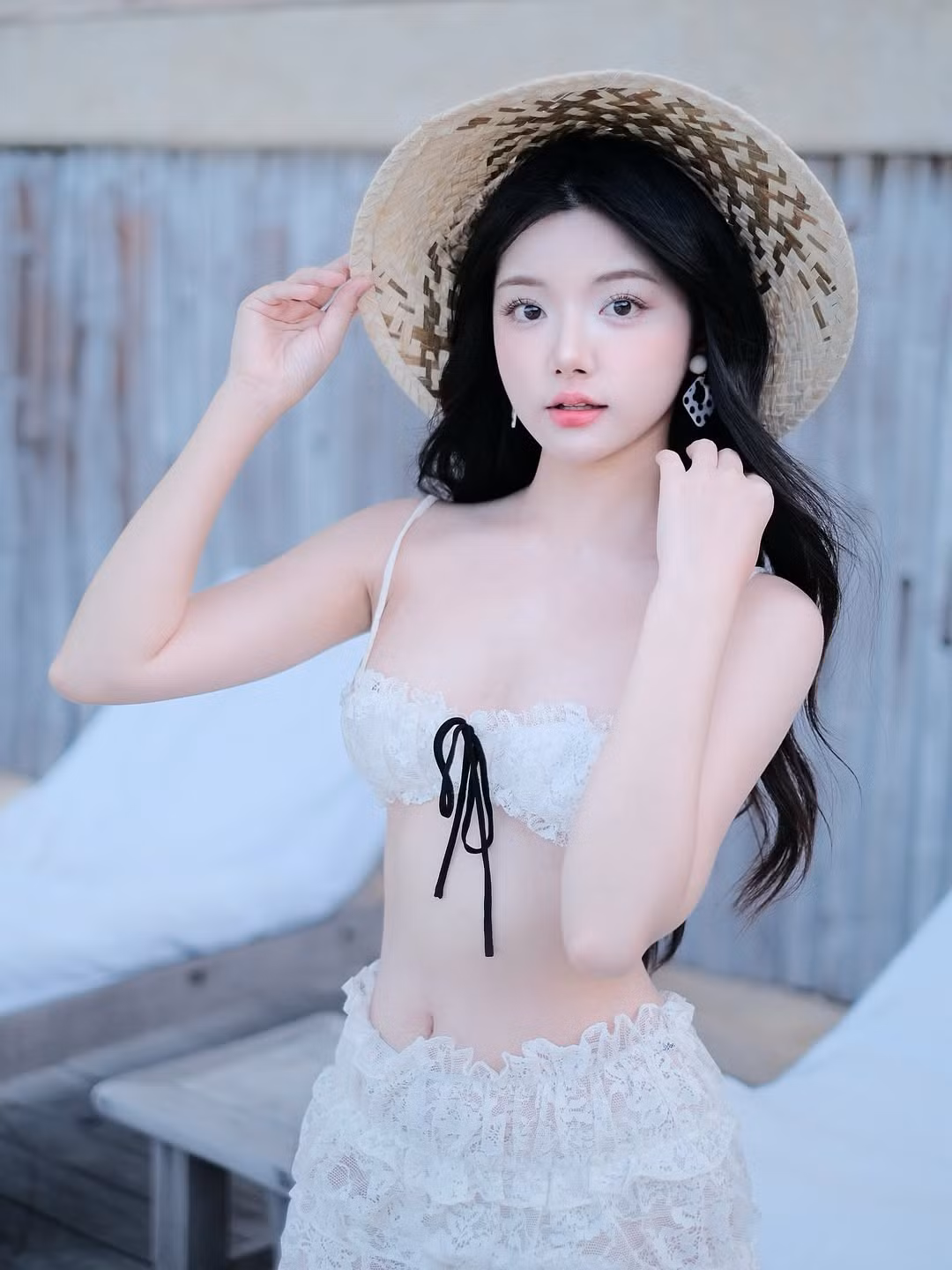 Trong khung cảnh biển xanh ngắt, nắng vàng rực rỡ, Quỳnh Trương xuất hiện đầy mê hoặc với bộ bikini hai mảnh màu trắng tinh khiết, được điểm xuyết bằng chất liệu ren mềm mại và tinh tế.