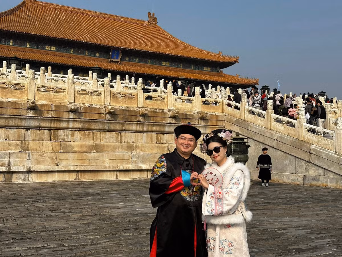 Anh từng mặc Việt phục chụp ảnh cưới tại chùa Lâm Tỳ Ni (Đà Lạt) mùa hè năm ngoái. Dù đôi khi tự trào về ngoại hình, niềm yêu thích cổ phục của anh chưa bao giờ thay đổi. (Ảnh trong bài: FBNV)